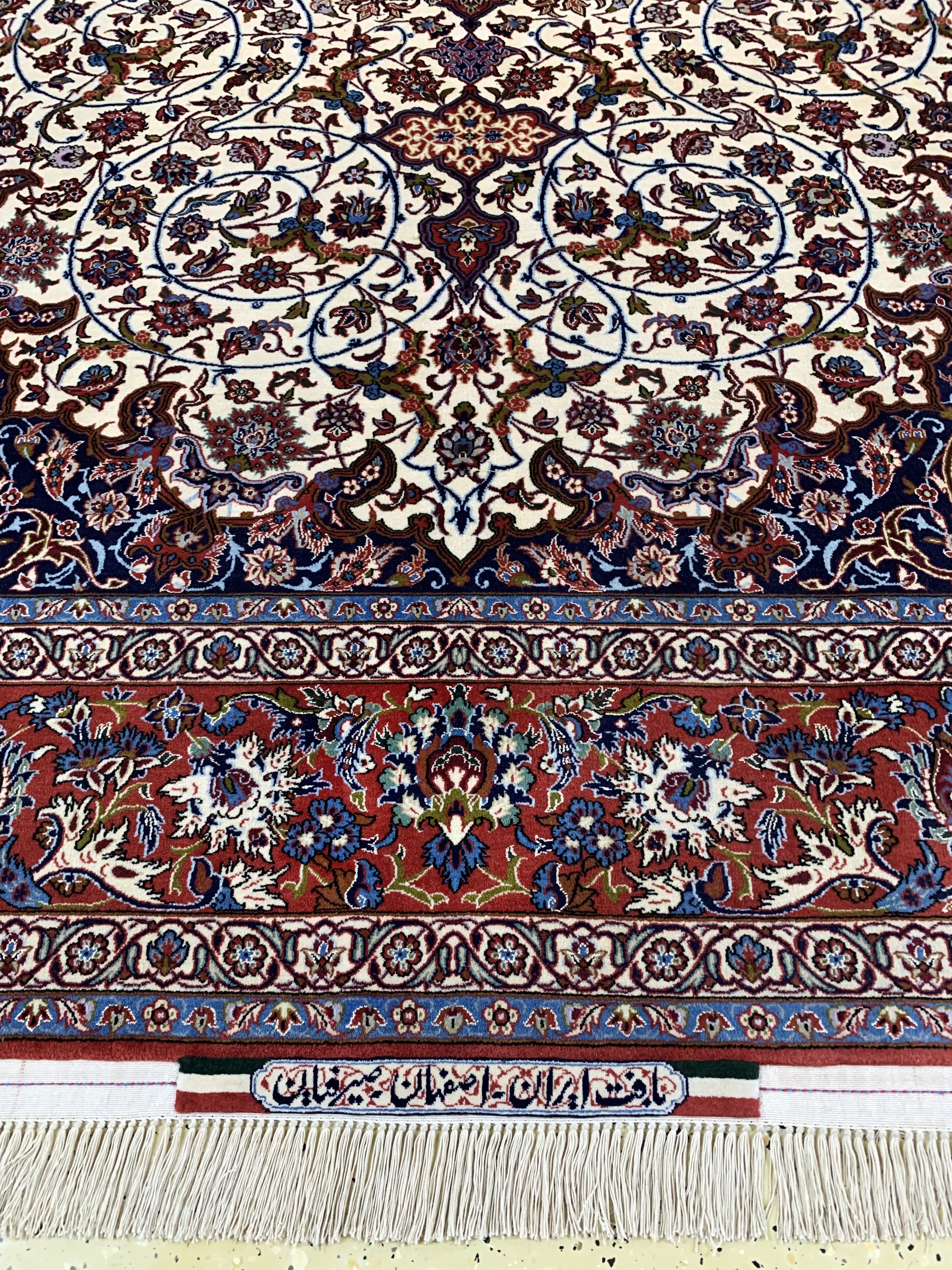 Detail b: Esfahan fein Persien, signiert"Seyrafian", Ende 20.Jhd, Korkwolle mit und auf Seide, ca. 316 x 210 cm, nahezu neuwertig