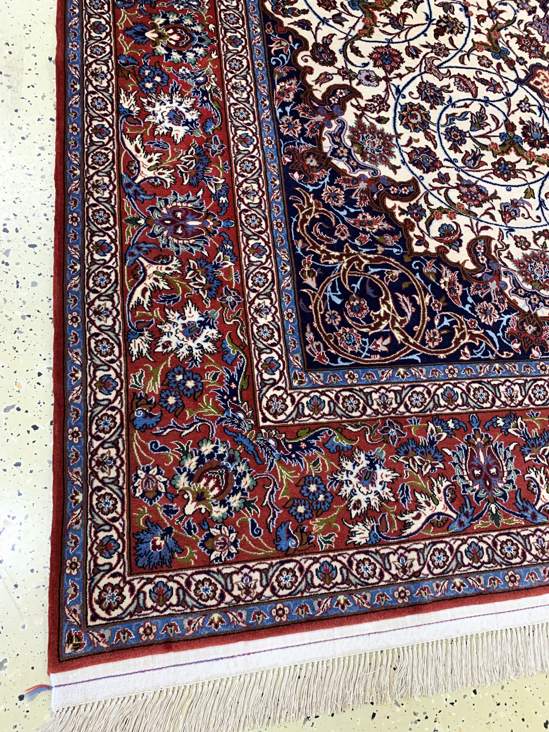 Detail c: Esfahan fein Persien, signiert"Seyrafian", Ende 20.Jhd, Korkwolle mit und auf Seide, ca. 316 x 210 cm, nahezu neuwertig