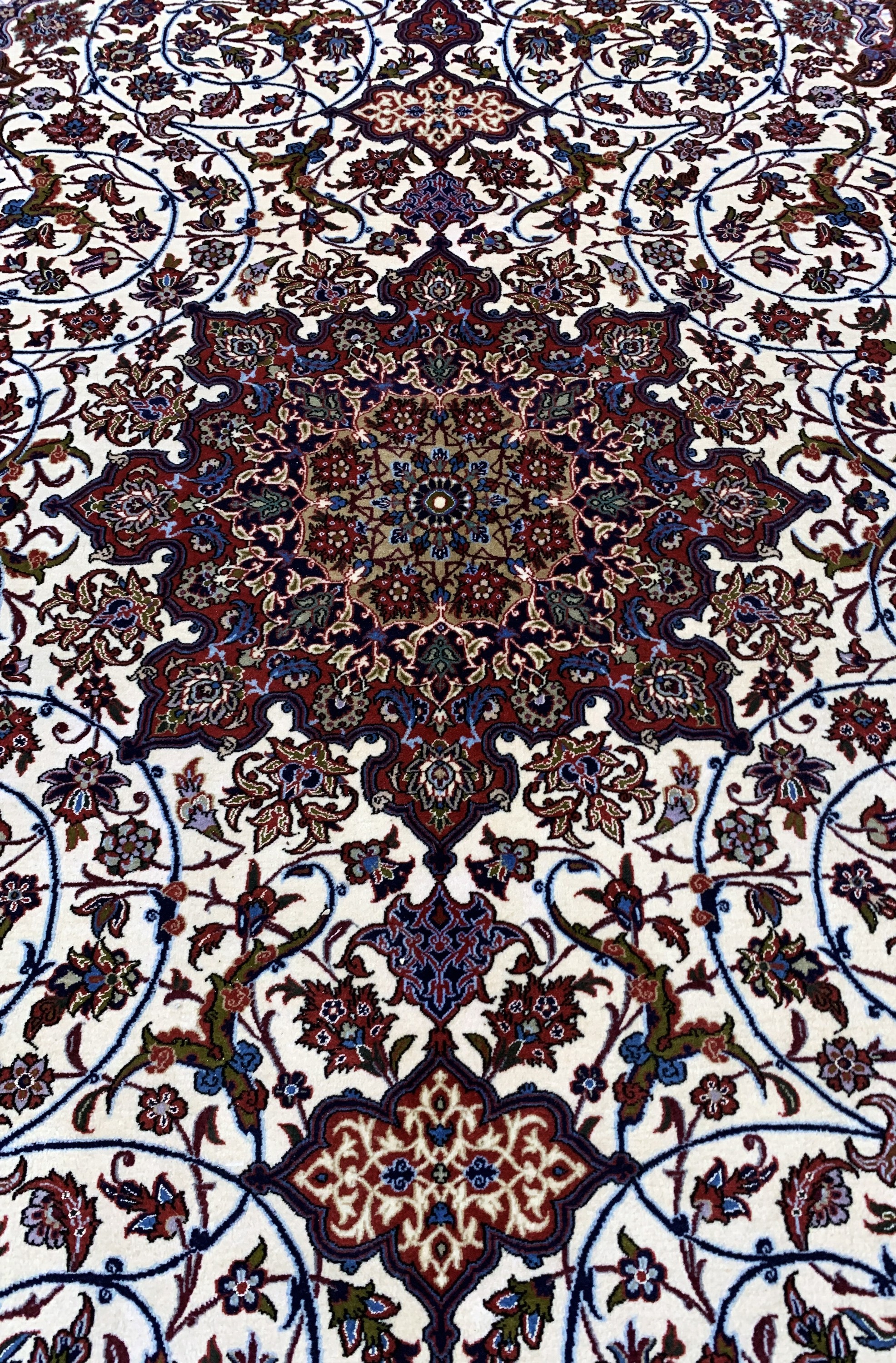Detail d: Esfahan fein Persien, signiert"Seyrafian", Ende 20.Jhd, Korkwolle mit und auf Seide, ca. 316 x 210 cm, nahezu neuwertig