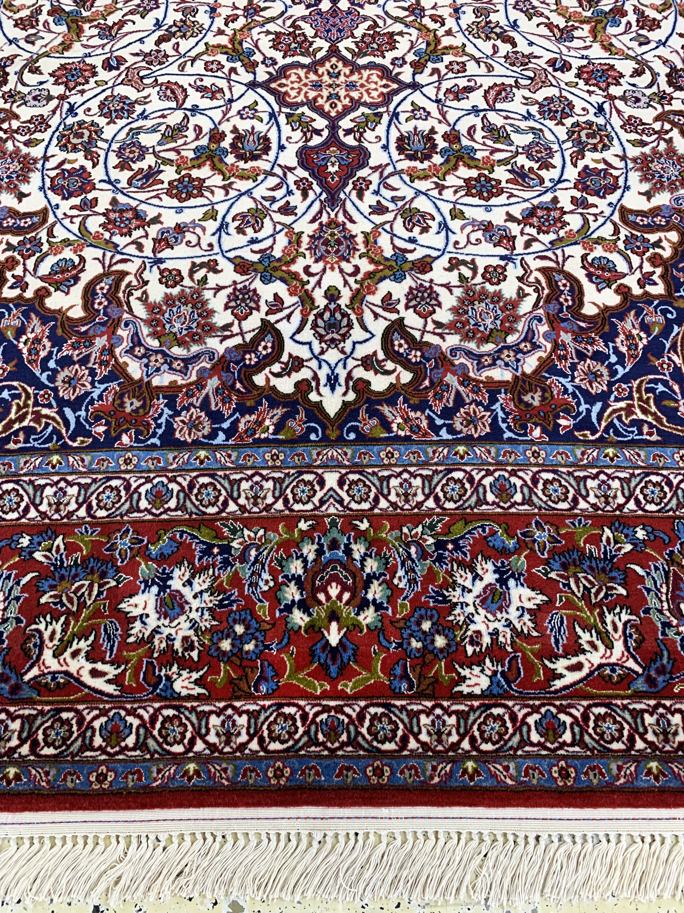 Detail f: Esfahan fein Persien, signiert"Seyrafian", Ende 20.Jhd, Korkwolle mit und auf Seide, ca. 316 x 210 cm, nahezu neuwertig