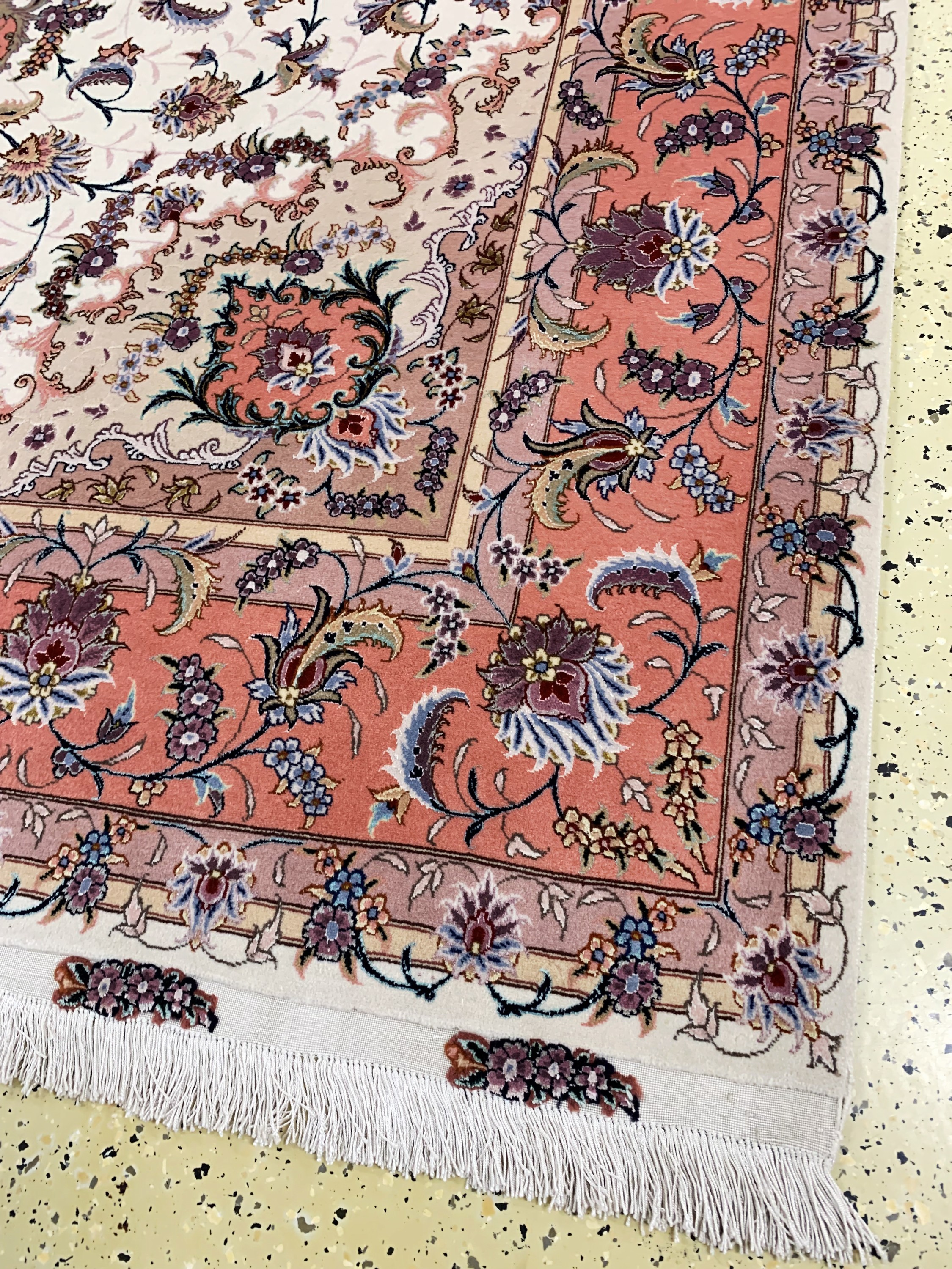 Detail a: Täbriz fein(50 Raj), Persien, signiert, Ende 20.Jhd, Korkwolle mit und auf Seide, ca. 313 x 202 cm, ca. 500.000 Kn/qm, nahezu neuwertig.