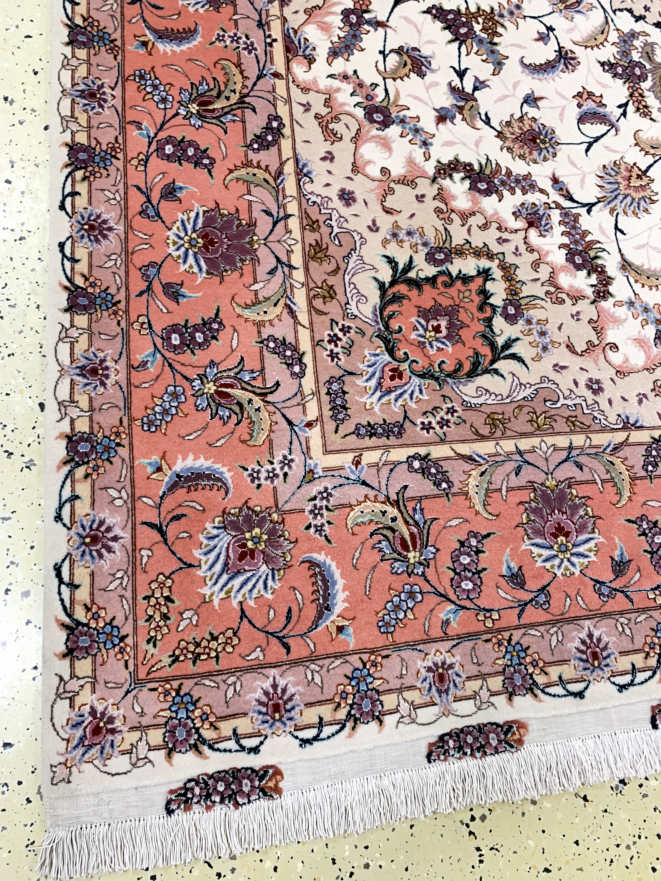 Detail c: Täbriz fein(50 Raj), Persien, signiert, Ende 20.Jhd, Korkwolle mit und auf Seide, ca. 313 x 202 cm, ca. 500.000 Kn/qm, nahezu neuwertig.
