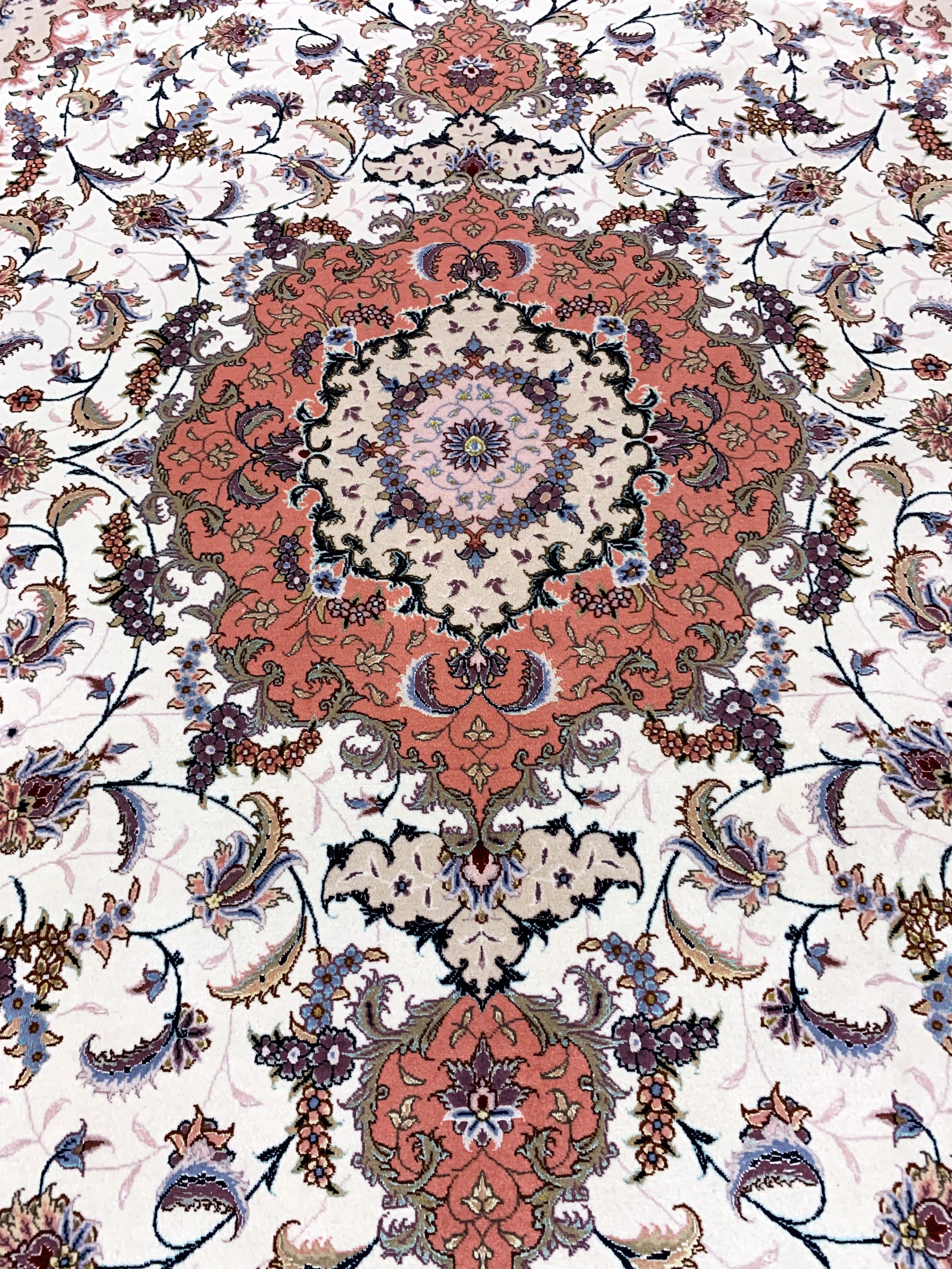Detail d: Täbriz fein(50 Raj), Persien, signiert, Ende 20.Jhd, Korkwolle mit und auf Seide, ca. 313 x 202 cm, ca. 500.000 Kn/qm, nahezu neuwertig.