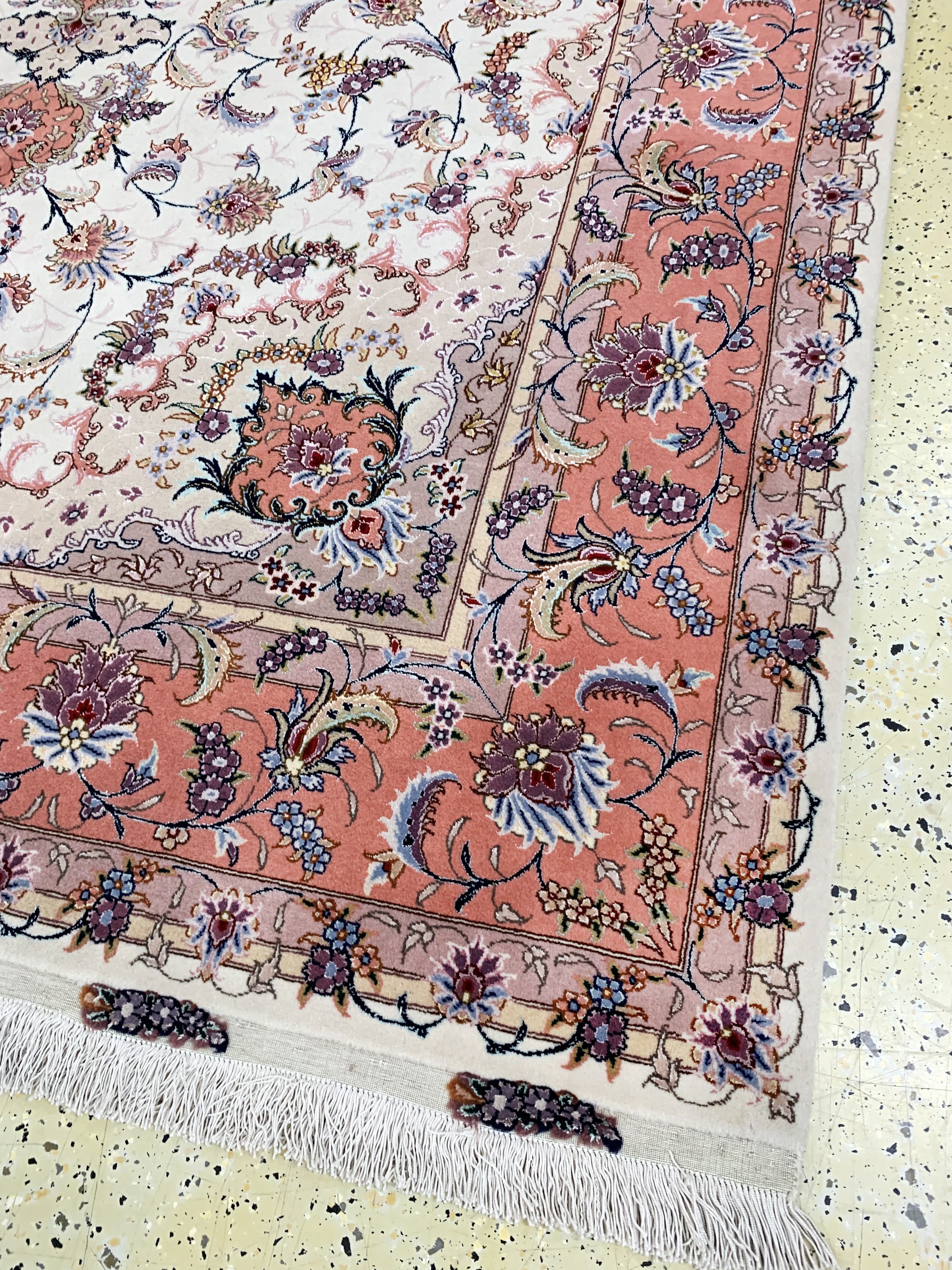 Detail e: Täbriz fein(50 Raj), Persien, signiert, Ende 20.Jhd, Korkwolle mit und auf Seide, ca. 313 x 202 cm, ca. 500.000 Kn/qm, nahezu neuwertig.