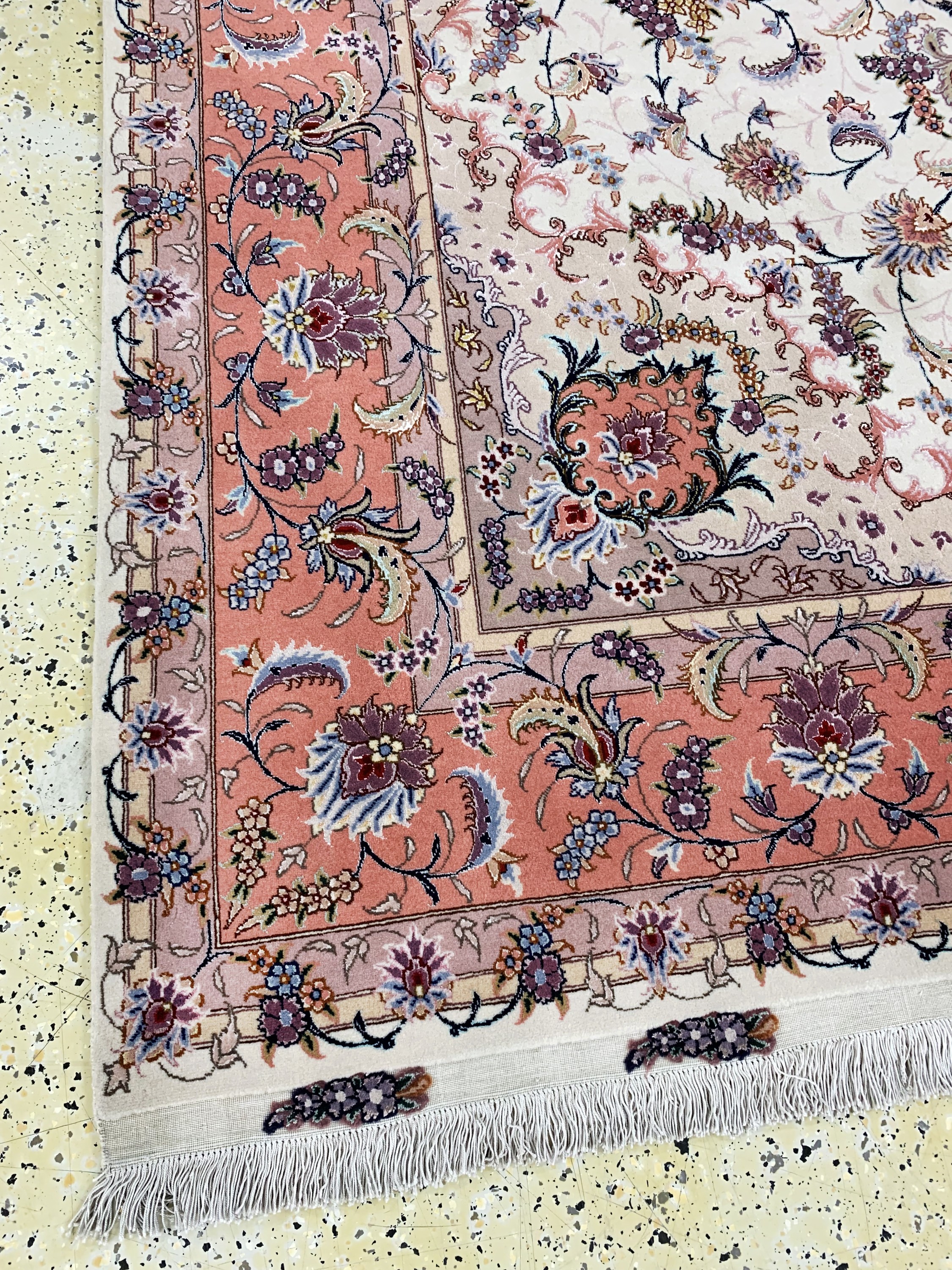 Detail g: Täbriz fein(50 Raj), Persien, signiert, Ende 20.Jhd, Korkwolle mit und auf Seide, ca. 313 x 202 cm, ca. 500.000 Kn/qm, nahezu neuwertig.