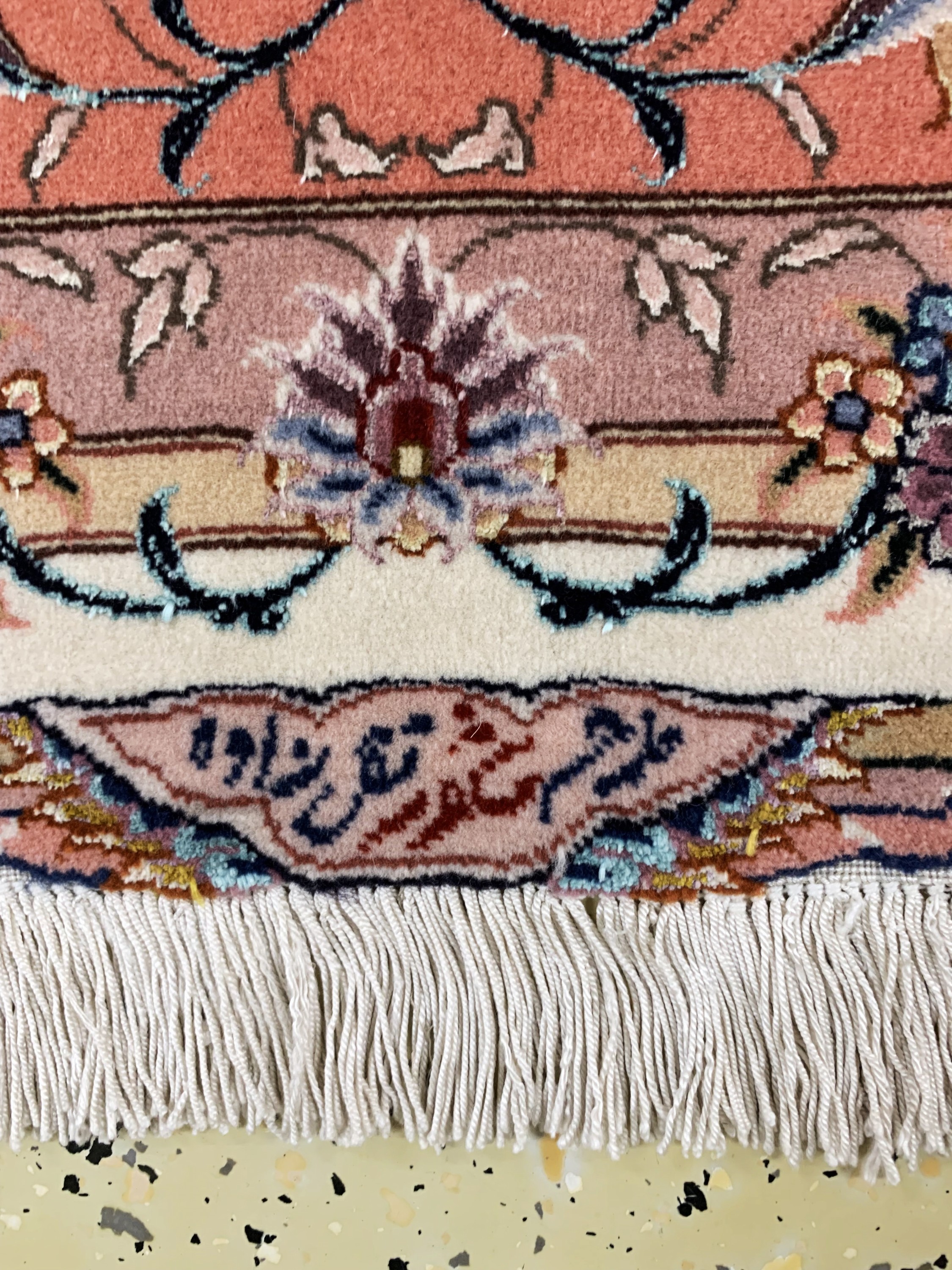 Detail h: Täbriz fein(50 Raj), Persien, signiert, Ende 20.Jhd, Korkwolle mit und auf Seide, ca. 313 x 202 cm, ca. 500.000 Kn/qm, nahezu neuwertig.
