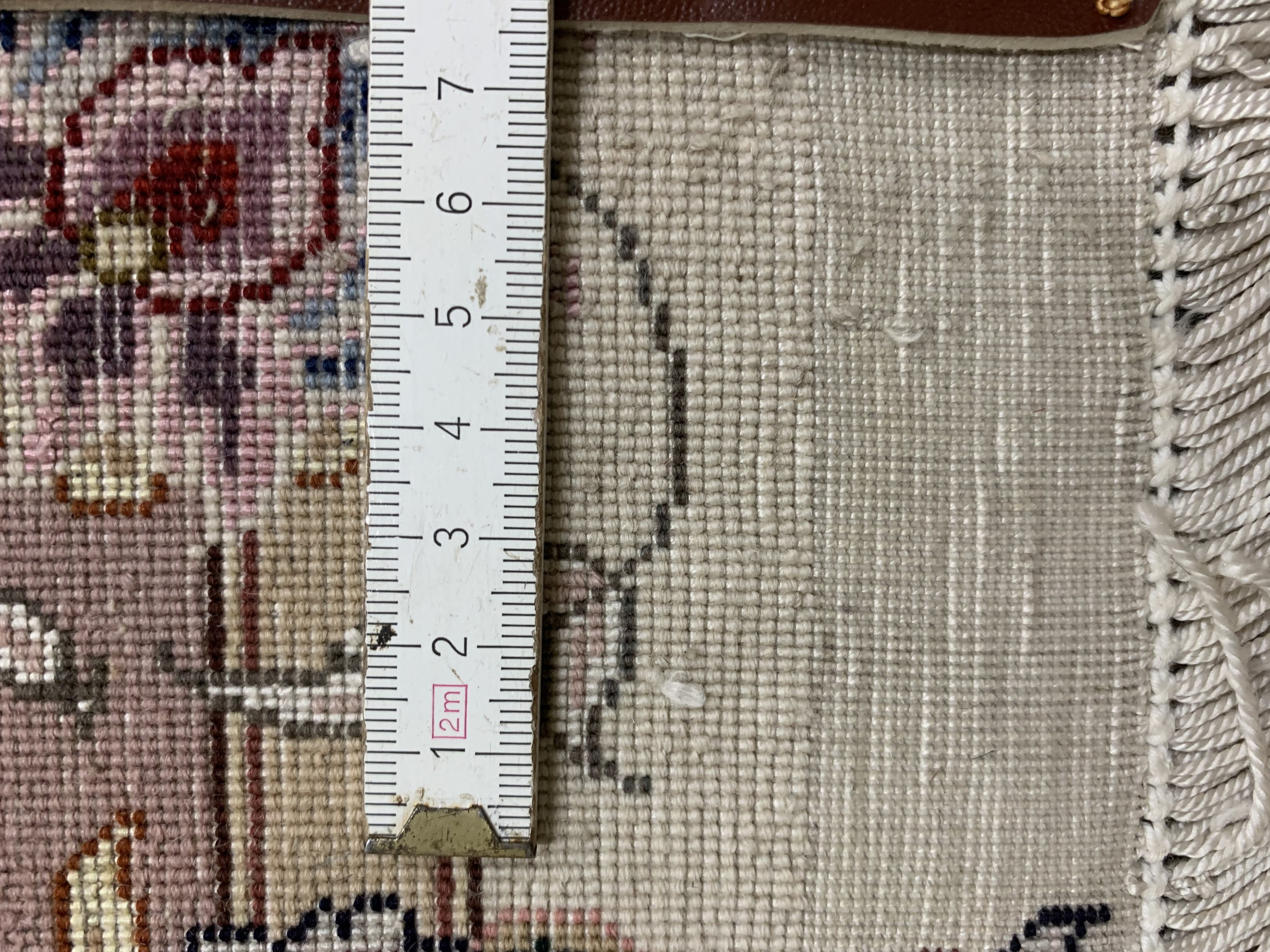 Detail i: Täbriz fein(50 Raj), Persien, signiert, Ende 20.Jhd, Korkwolle mit und auf Seide, ca. 313 x 202 cm, ca. 500.000 Kn/qm, nahezu neuwertig.