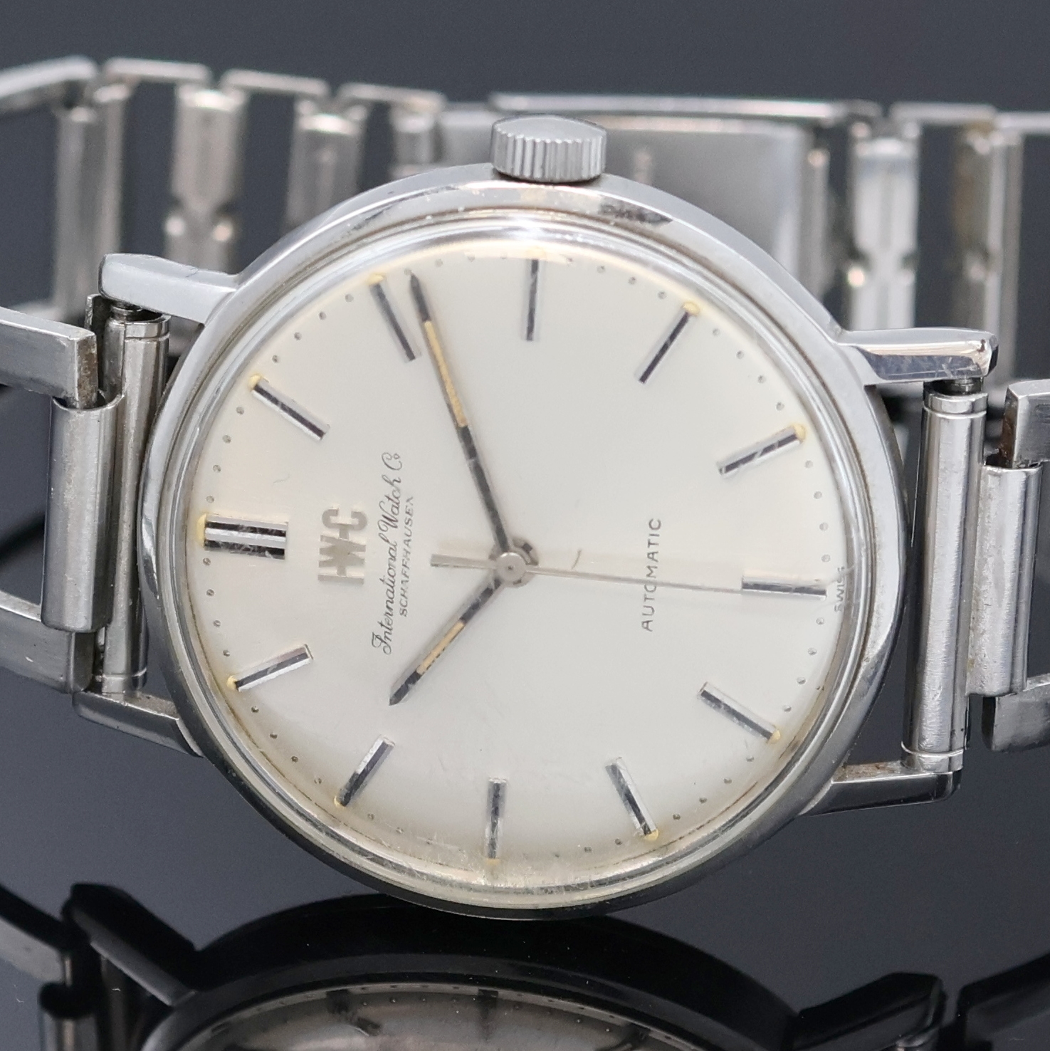 Detail a: IWC Herrenarmbanduhr in Stahl Referenz 807A, Schweiz um 1963, 2-tlg. Geh., Boden aufgedr., silb. Zifferbl. m. aufges. silb. Indizes, Leuchtpunkte, ...