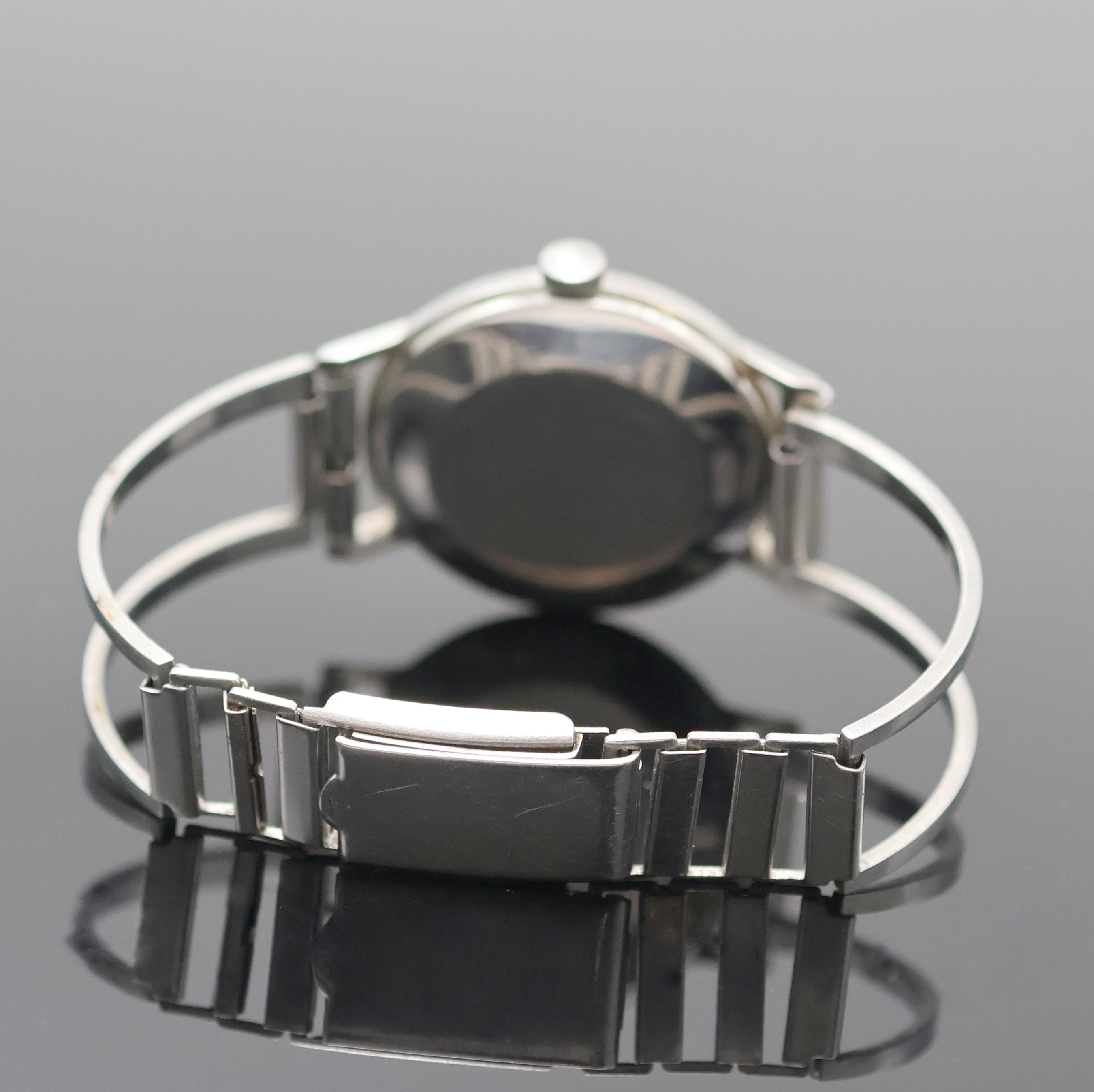 Detail b: IWC Herrenarmbanduhr in Stahl Referenz 807A, Schweiz um 1963, 2-tlg. Geh., Boden aufgedr., silb. Zifferbl. m. aufges. silb. Indizes, Leuchtpunkte, ...