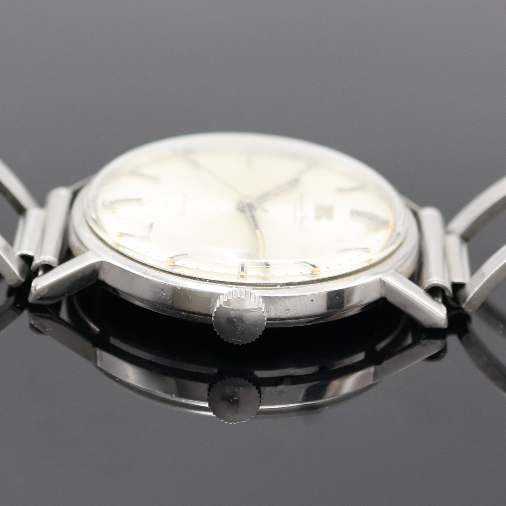 Detail c: IWC Herrenarmbanduhr in Stahl Referenz 807A, Schweiz um 1963, 2-tlg. Geh., Boden aufgedr., silb. Zifferbl. m. aufges. silb. Indizes, Leuchtpunkte, ...
