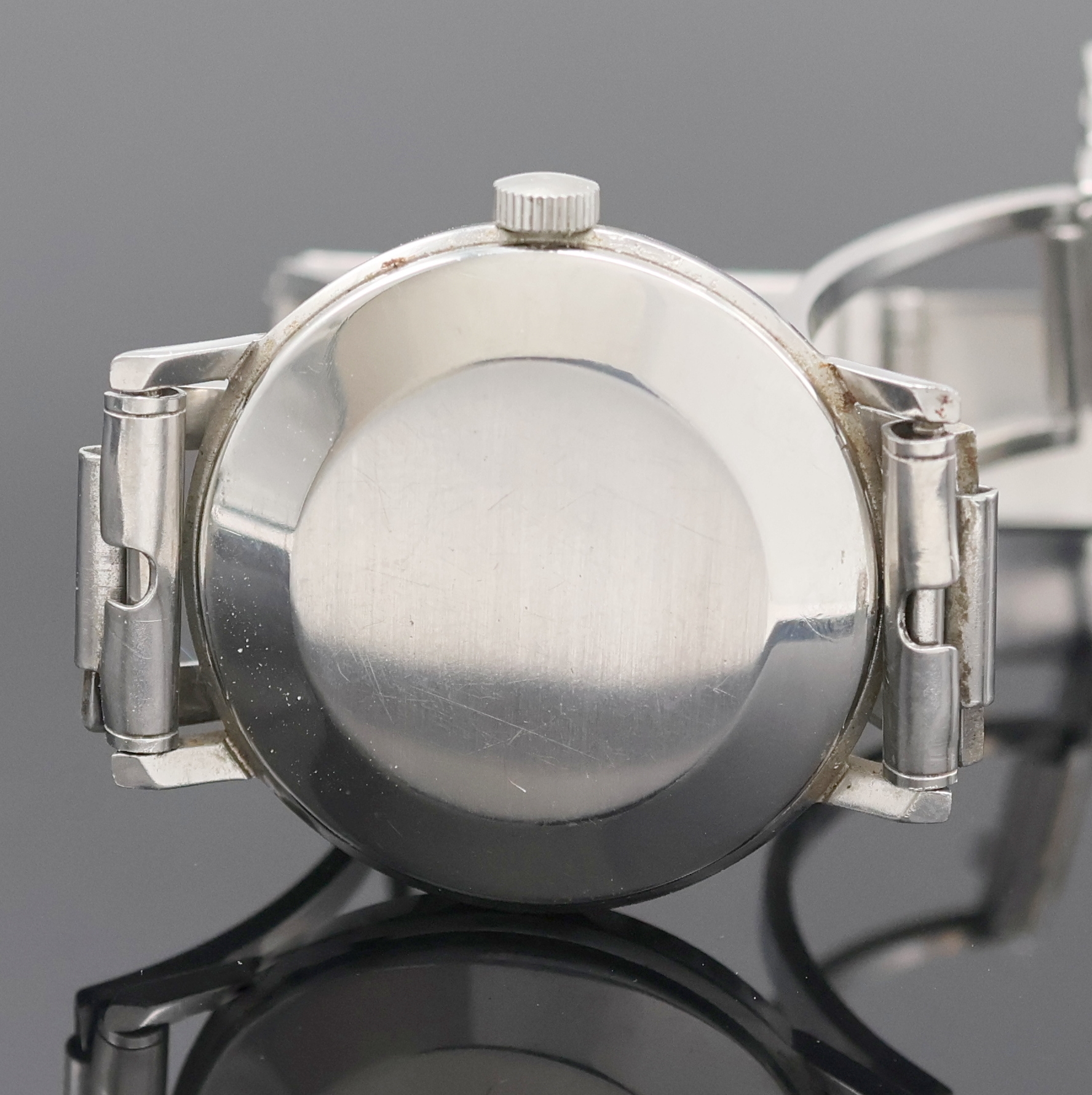 Detail d: IWC Herrenarmbanduhr in Stahl Referenz 807A, Schweiz um 1963, 2-tlg. Geh., Boden aufgedr., silb. Zifferbl. m. aufges. silb. Indizes, Leuchtpunkte, ...