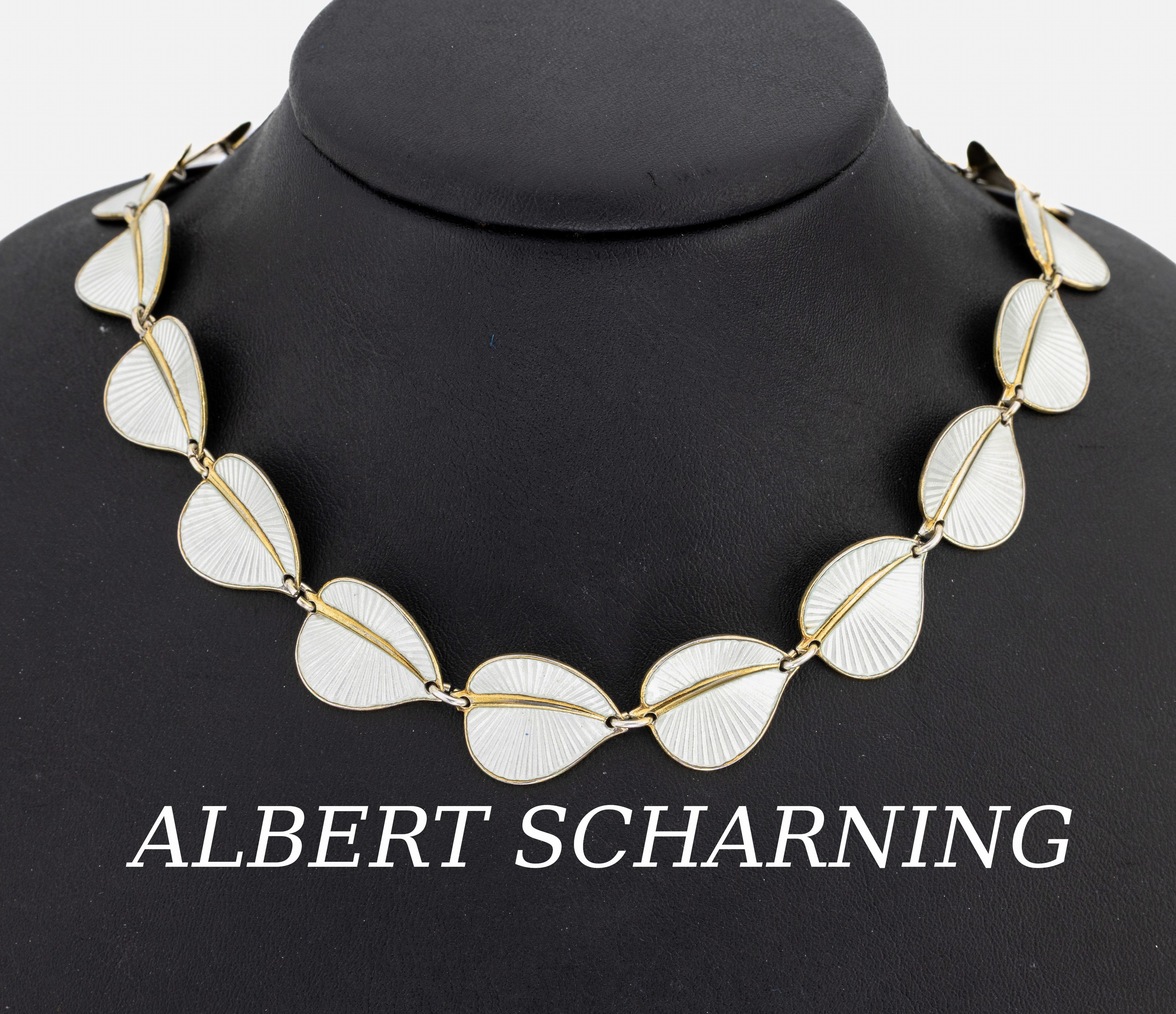 ALBERT SCHARNING Collier mit Email, 925er Silber verg., Norwegen, 1950er-60er Jahre, Glieder in Form von Blättern mit transluzid weißem Email, L. ...