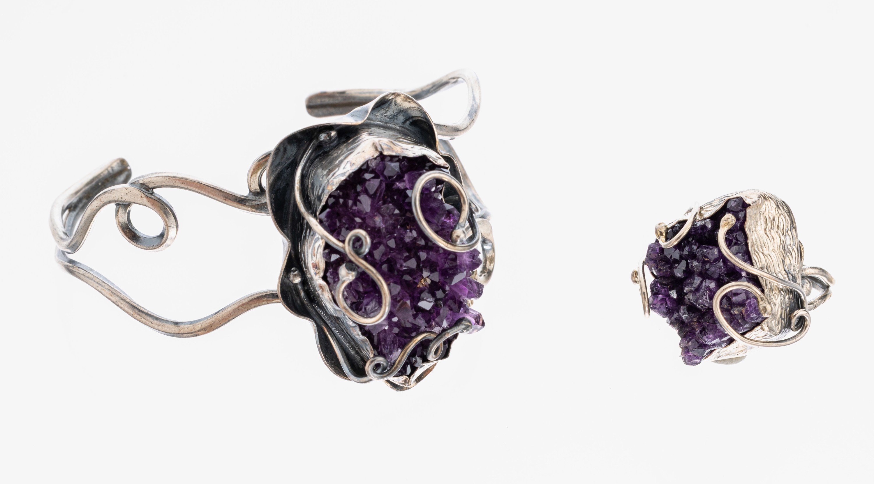 Amethyst-Schmuckset, 1950/60er Jahre, 925er Silber, best. aus: Armspange, ca. 6.8 x 5.5 cm, und 1 Ring, RW 57, abstraktes Design, jeweils mit ...