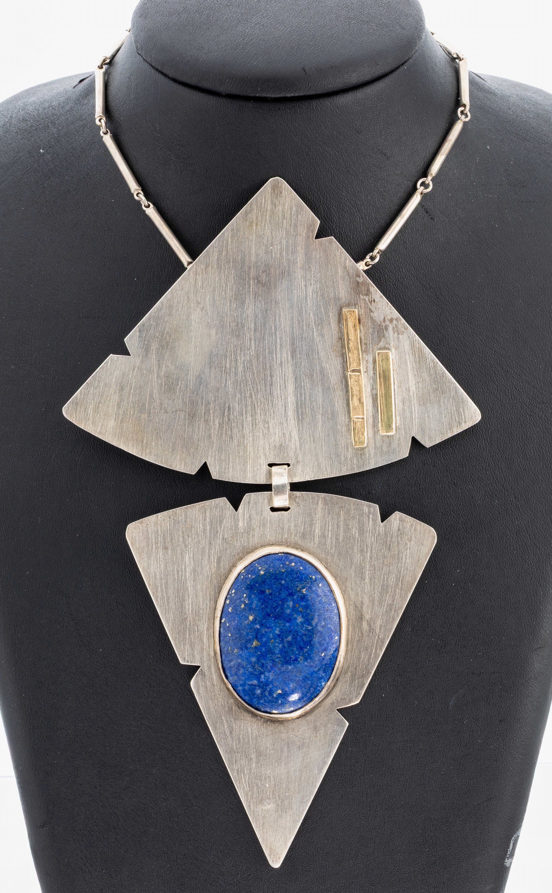 Ausgefallener Lapislazuli-Anhänger, 935er Silber, 2 gr. dreieckige Glieder, 1 Glied mit aufgelegten vergoldeten Appliken, 1 Glied mit gr. ovalem ...