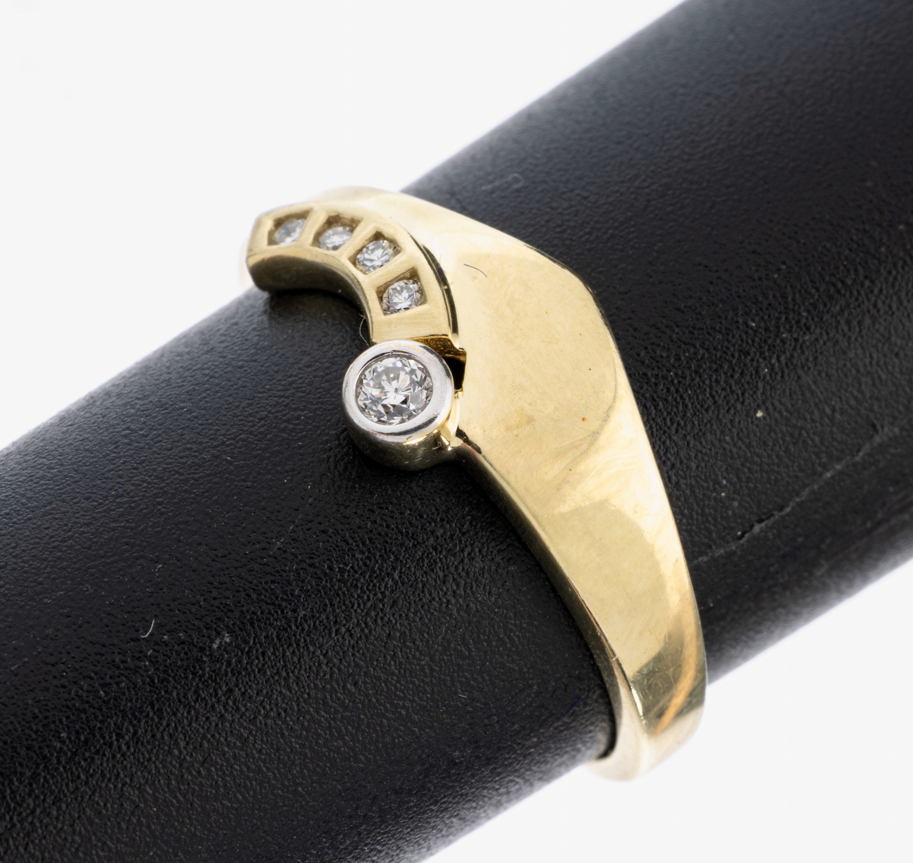 14 kt Gold Brillant-Ring, GG 585/000, 5 Brillanten zus. ca. 0.10 ct (grav.) Weiß/si, RW 57, ca. 2.7 g