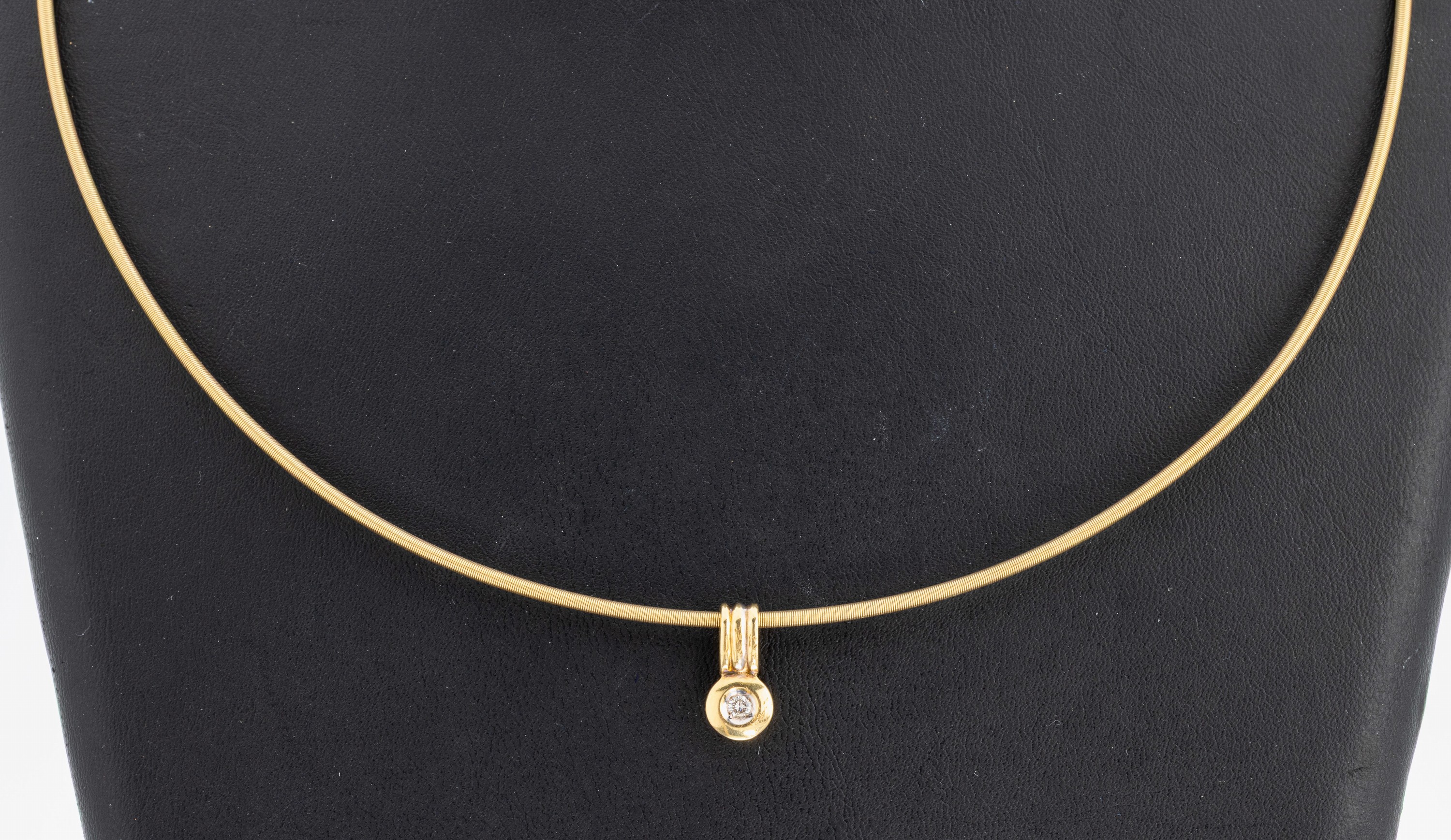 18 kt Gold NIESSING Halsreif mit Brillant- Anhänger, GG 750/000, schlichter Reif, L. ca. 50 cm, Steckschließe, sign., Anhänger mit Brillant ca. ...