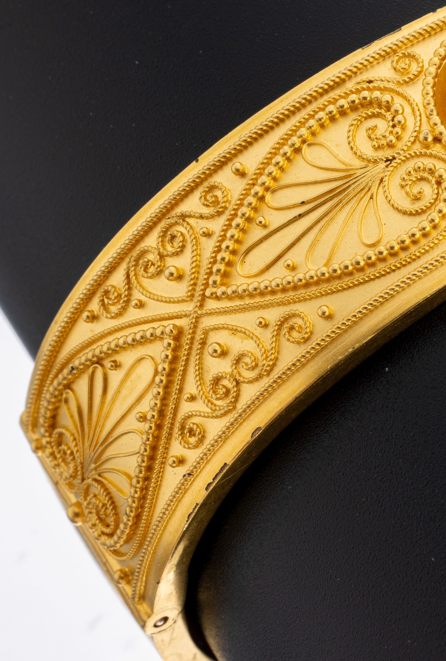 Detail a: 14 kt Gold Armreif, um 1880-1900, GG 585/000 gepr., zeittyp. nachträglich feuervergoldet, Oberteil mit feiner Ornamentikaus aufgelegten ...