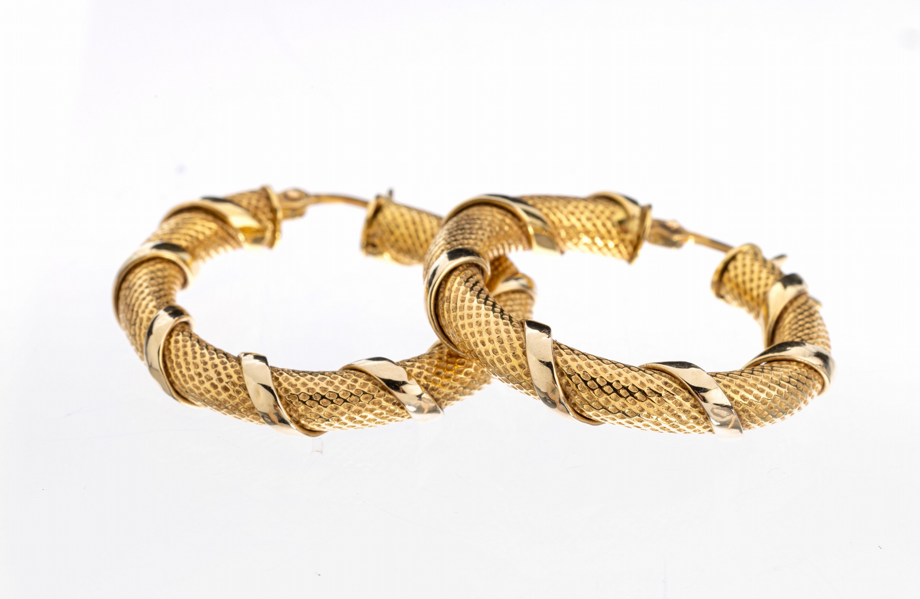 Paar 18 kt Gold Ohrcreolen, GG/WG 750/000, D. ca. 2.9 cm, außergewöhnliche Gestaltung, ca. 7.5 g