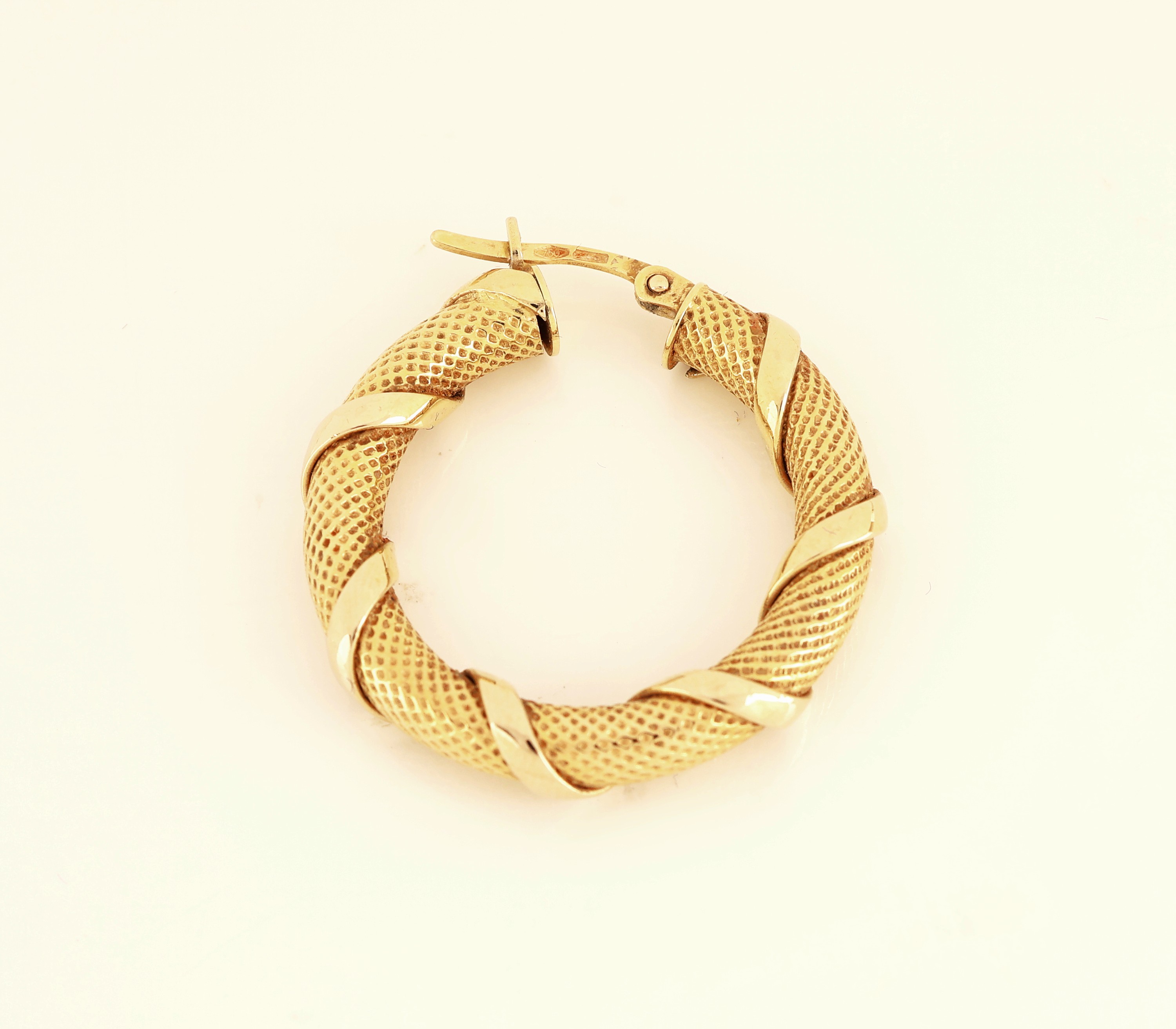 Detail a: Paar 18 kt Gold Ohrcreolen, GG/WG 750/000, D. ca. 2.9 cm, außergewöhnliche Gestaltung, ca. 7.5 g