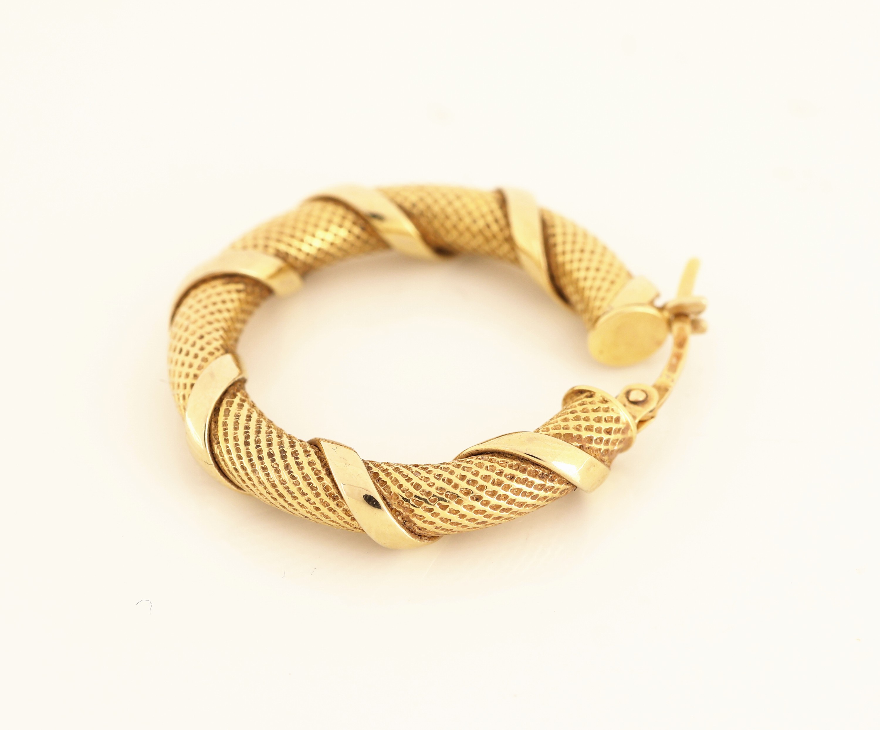 Detail b: Paar 18 kt Gold Ohrcreolen, GG/WG 750/000, D. ca. 2.9 cm, außergewöhnliche Gestaltung, ca. 7.5 g