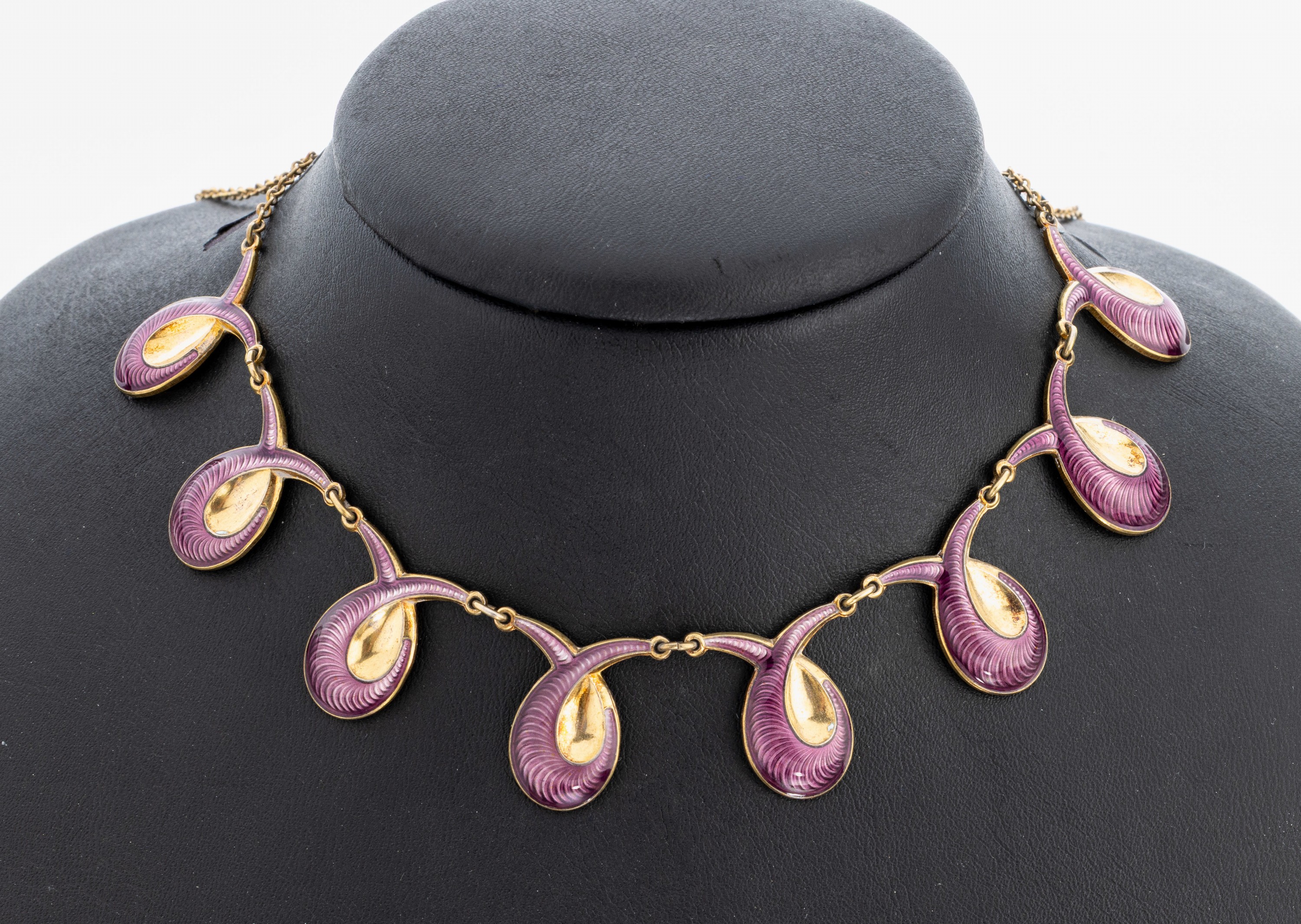 Collier mit Email, 925er Silber verg., wohlNorwegen, 1950/60er Jahre, geschwungene Glieder mit lilafarb. transluzidem Email, L. ca. 42 cm, ...
