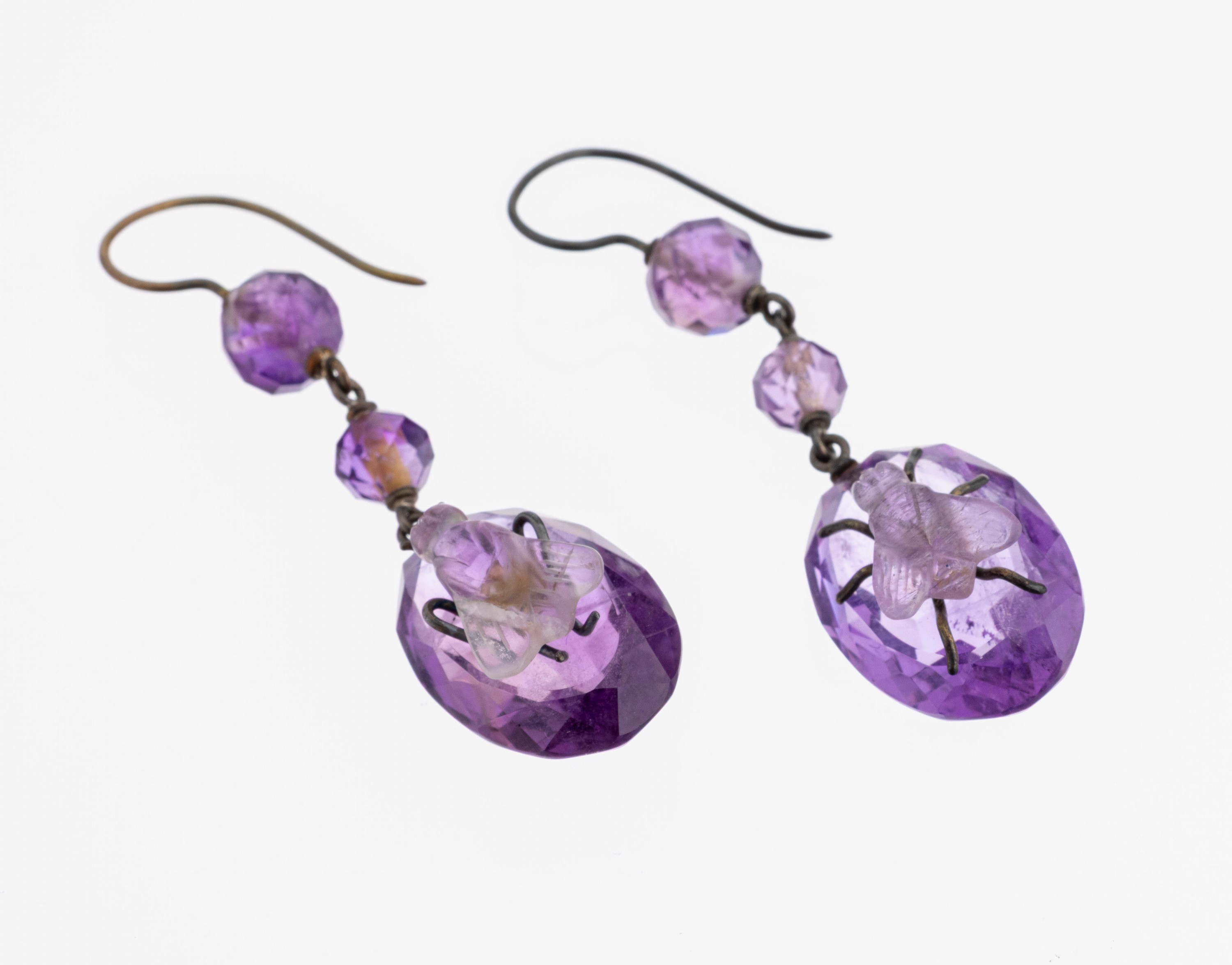 Paar Amethyst-Ohrhänger, Idar-Oberstein um 1880-1900, länglich bewegl., facett. Amethyst-Kugeln, ovalfacett. Amethyste mit aufgelegten Fliegen, ...