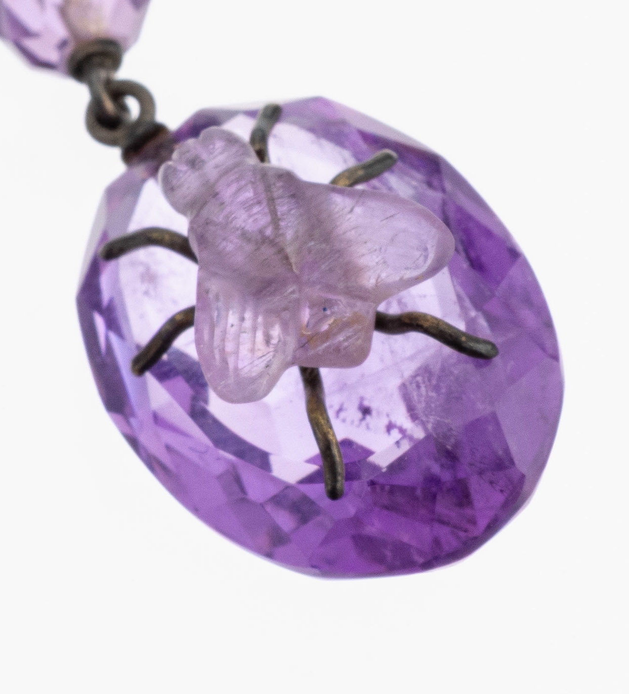 Detail a: Paar Amethyst-Ohrhänger, Idar-Oberstein um 1880-1900, länglich bewegl., facett. Amethyst-Kugeln, ovalfacett. Amethyste mit aufgelegten Fliegen, ...