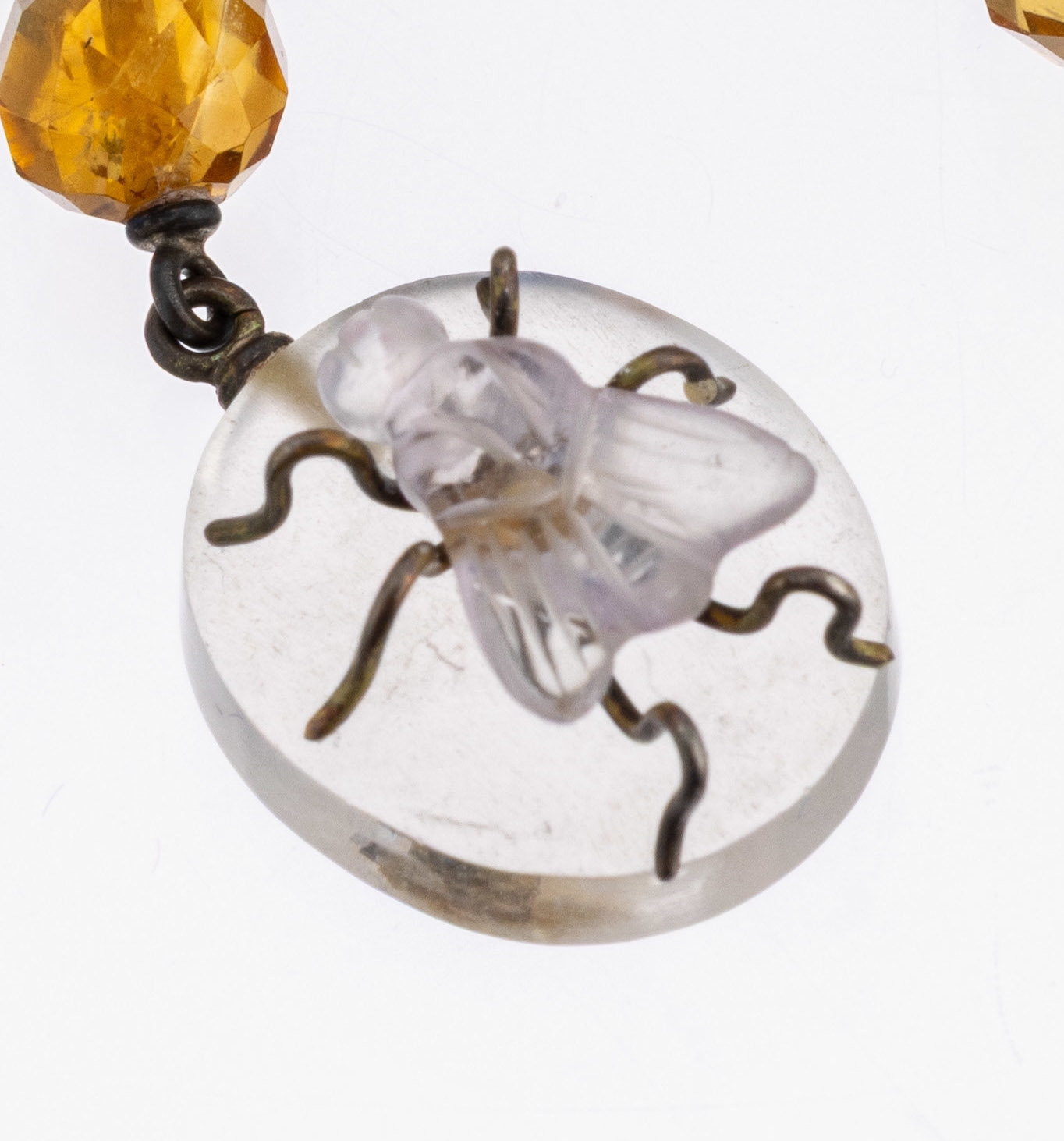 Detail a: Paar Bergkristall-Citrin-Ohrhänger, Idar- Oberstein, um 1880-1900, länglich bewegl., ovale Bergkristalle mit aufgelegten plastischen Fliegen, ...
