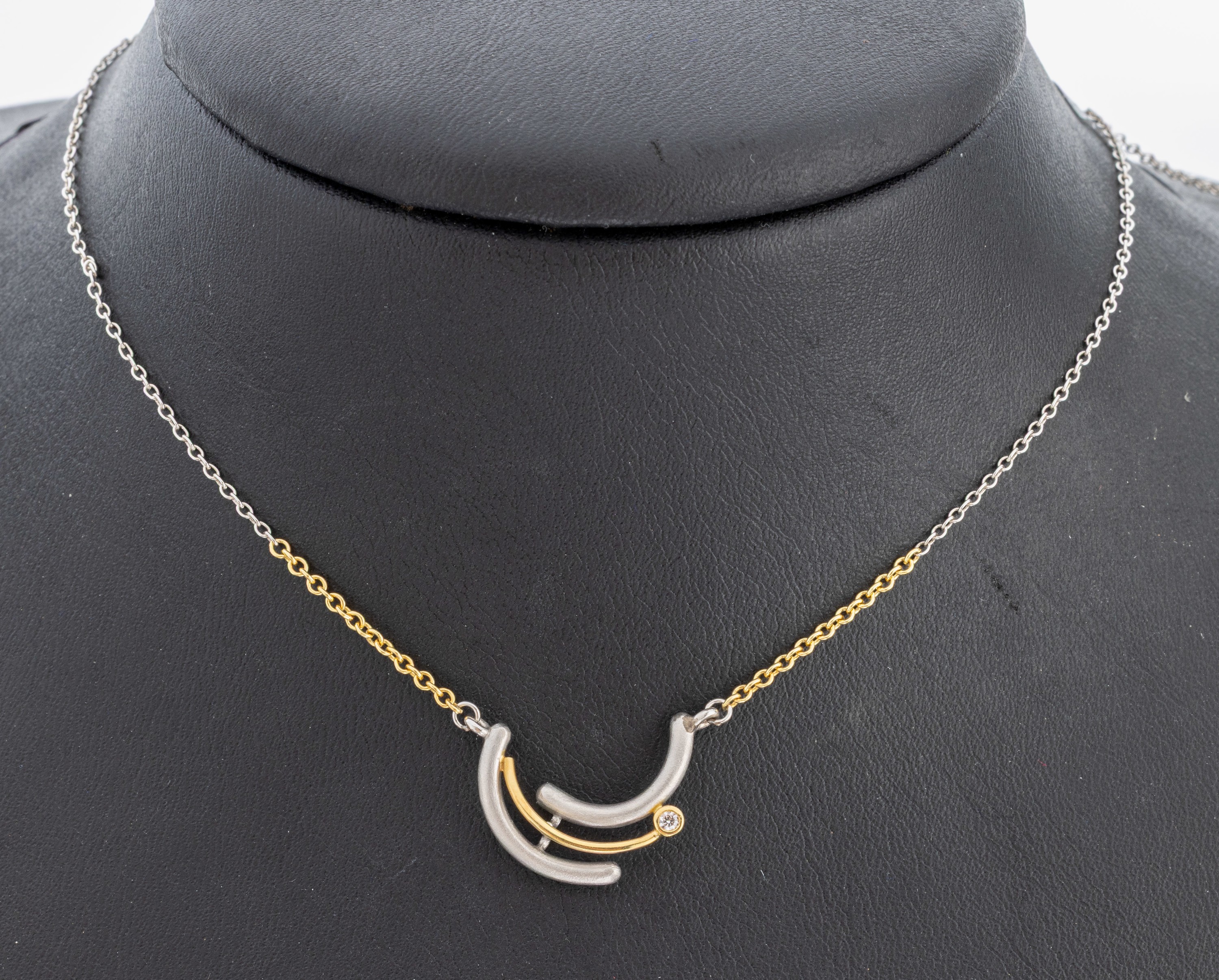 Platin und 18 kt Gold Brillant-Collier, Pt 950 und GG 750/000, geschwungenes Mittelteil, Pt sat., 1 kl. Brillant, Kette GG und Pt, ...