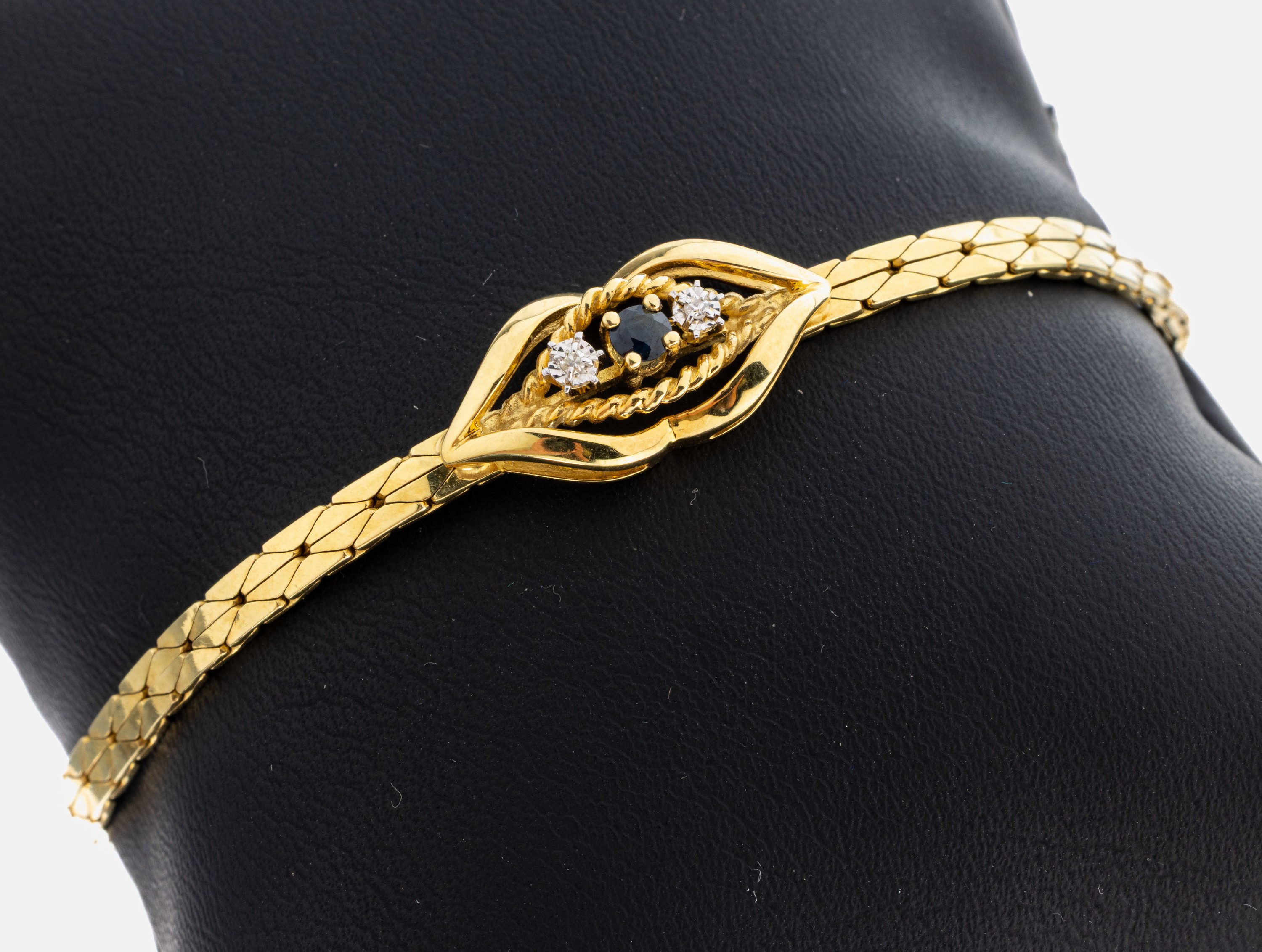14 kt Gold Saphir-Diamant-Armband, GG/WG 585/000, geschwungenes Mittelteil, kl. rundfacett. Saphir, 2 kl. in WG gefasste 8/8- Diamanten, L. ca. 18 ...