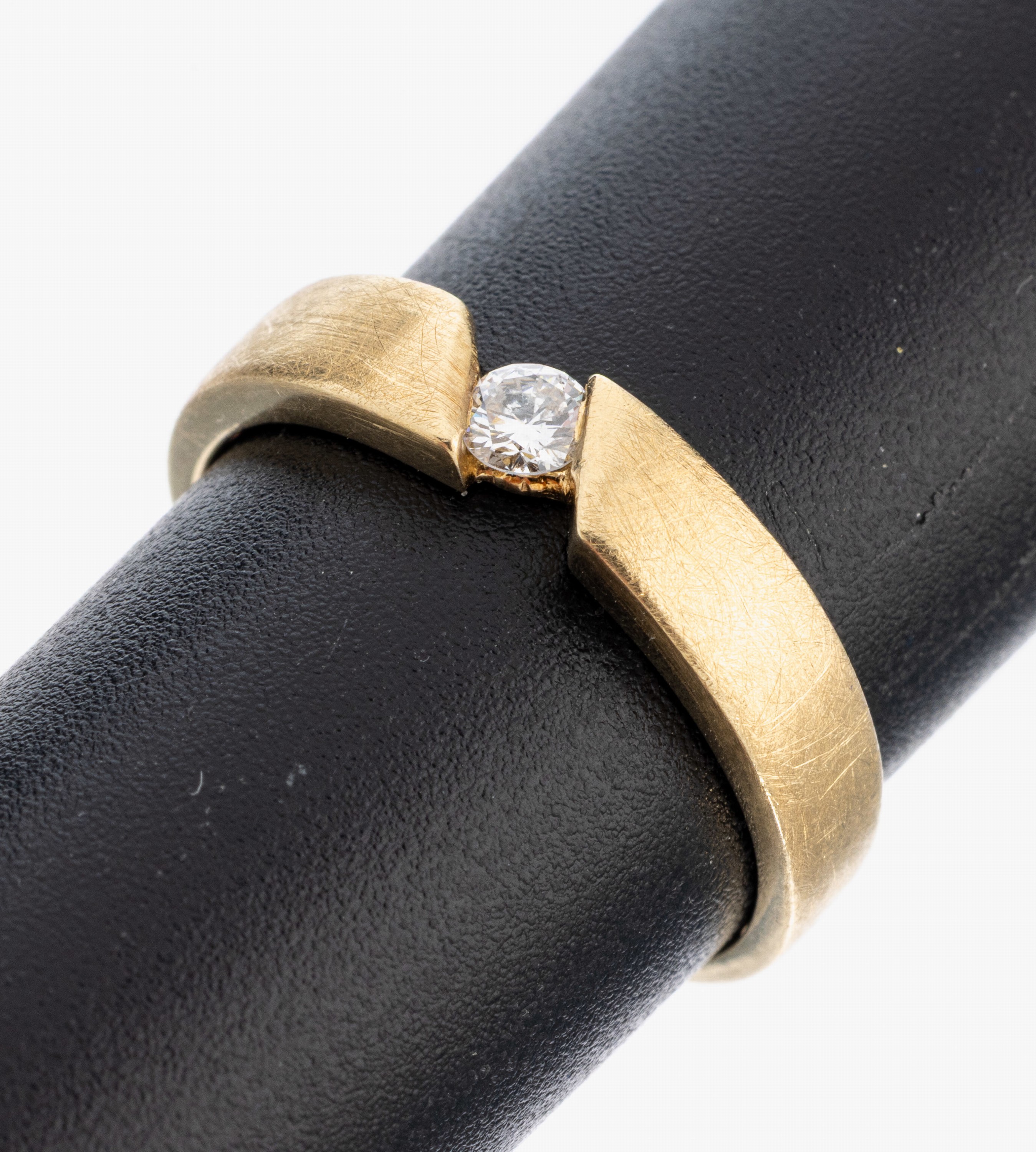 14 kt Gold Brillant-Ring, GG 585/000, Spannringoptik, Brillant ca. 0.10 ct Weiß/si, RW 52, ca. 3.3 g