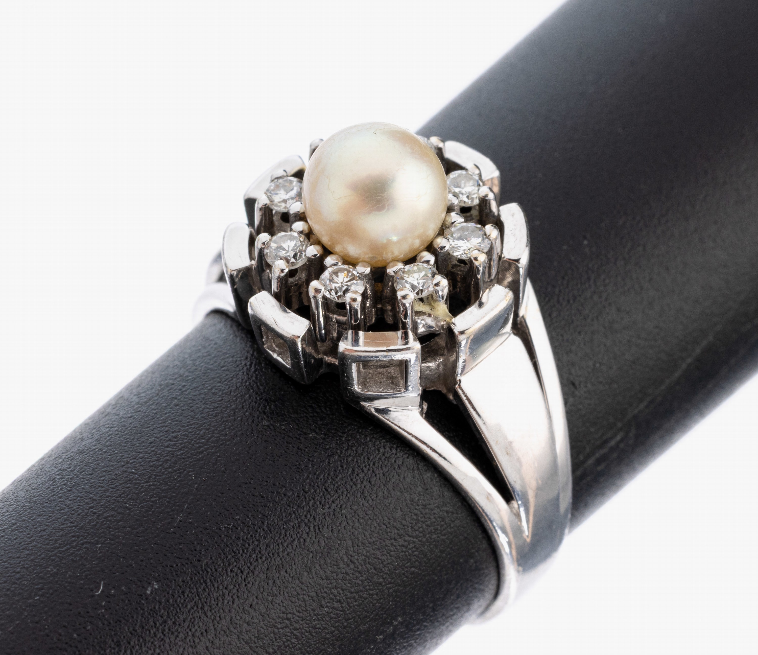 14 kt Gold Perl-Brillant-Ring, WG 585/000, mittig Zuchtperle, D. ca. 6.2 mm, umgeben von 8 Brillanten zus. ca. 0.24 ct Weiß/si, RW 57, ca. 5.5 g