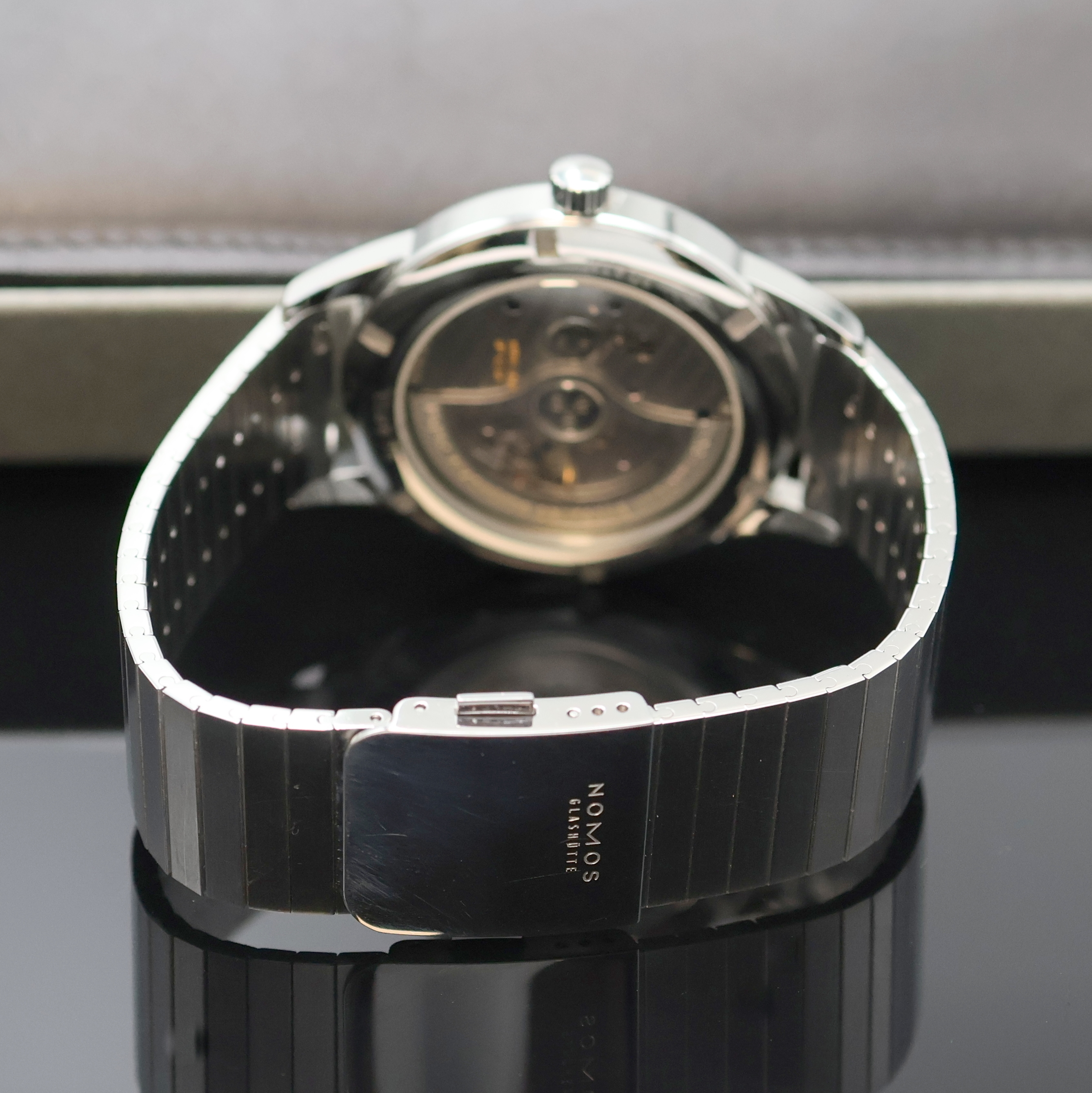 Detail b: NOMOS Herrenarmbanduhr Club Sport Neomatik 42 Referenz 781, Automatik, Deutschland um 2023, Edelstahlgeh. inkl. orig. Gliederband m. Faltschl., Boden ...