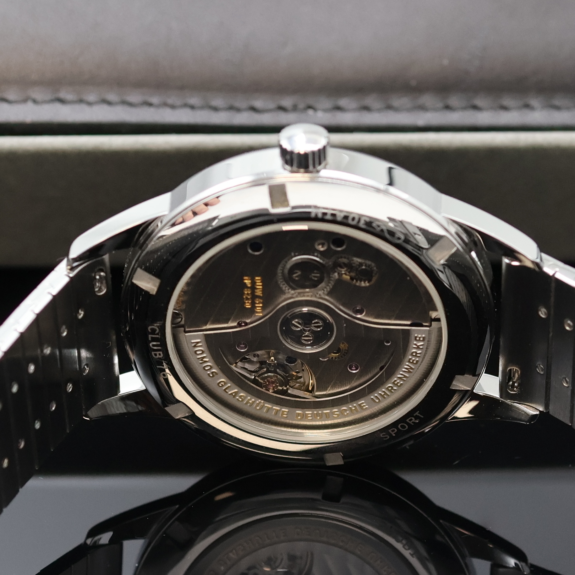 Detail d: NOMOS Herrenarmbanduhr Club Sport Neomatik 42 Referenz 781, Automatik, Deutschland um 2023, Edelstahlgeh. inkl. orig. Gliederband m. Faltschl., Boden ...
