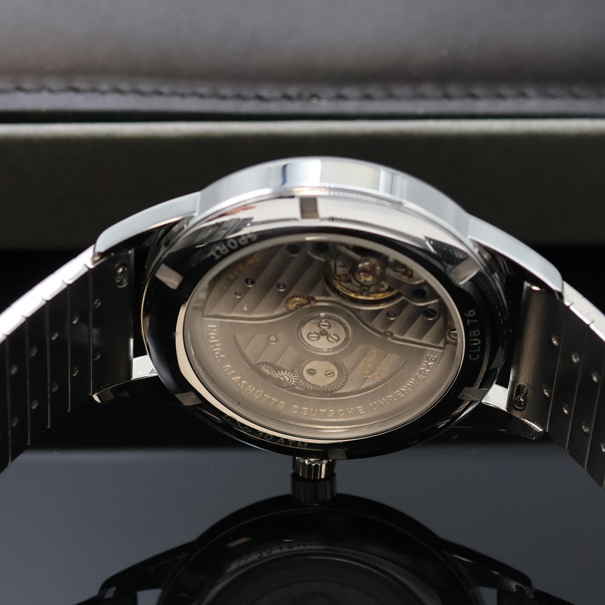 Detail e: NOMOS Herrenarmbanduhr Club Sport Neomatik 42 Referenz 781, Automatik, Deutschland um 2023, Edelstahlgeh. inkl. orig. Gliederband m. Faltschl., Boden ...