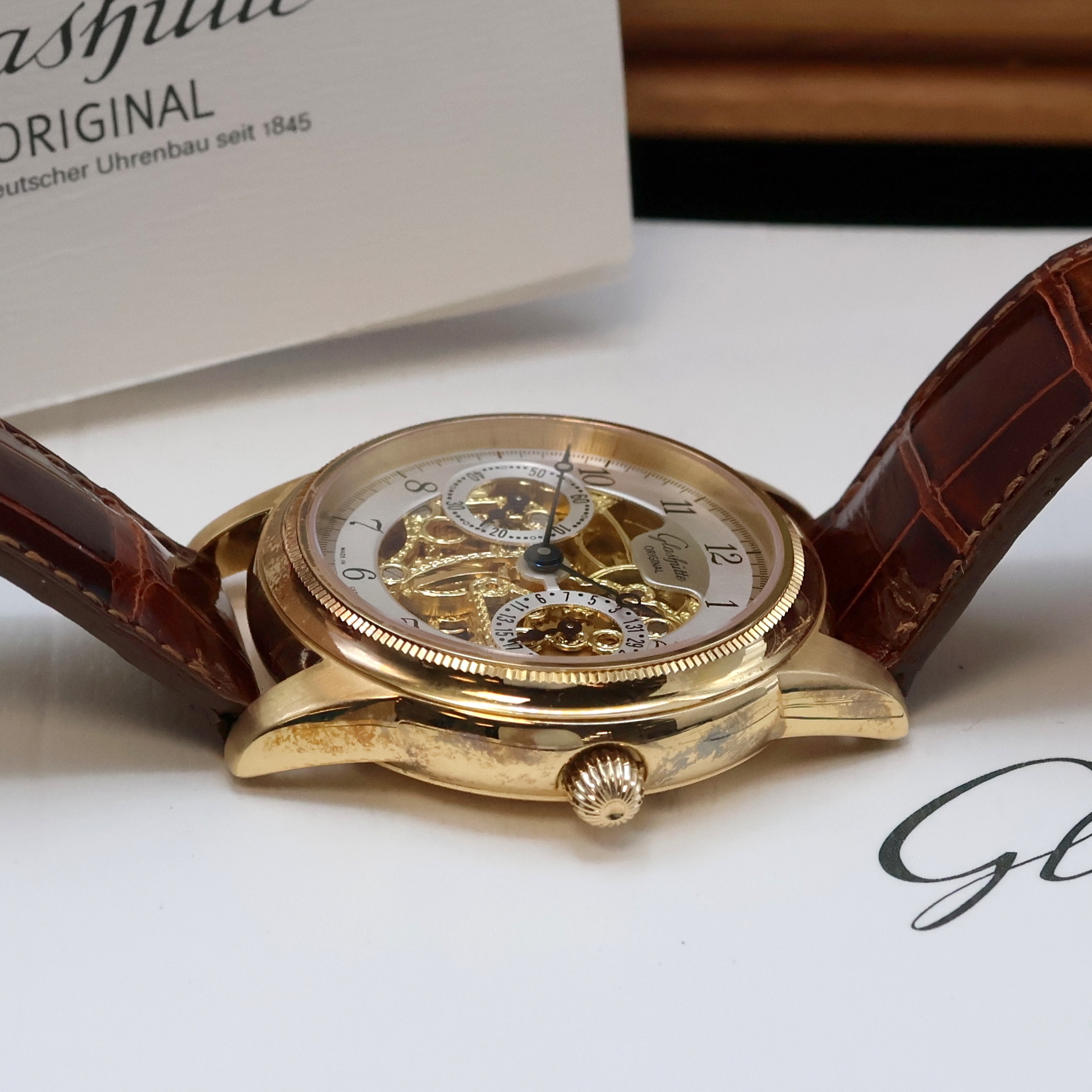 Detail d: GLASHÜTTE ORIGINAL feine und seltene, auf 25 Stück limitierte und skelettierte Armbanduhr Serie 1845 in RoseG 750/000, Handaufzug, beids. vergl., ...