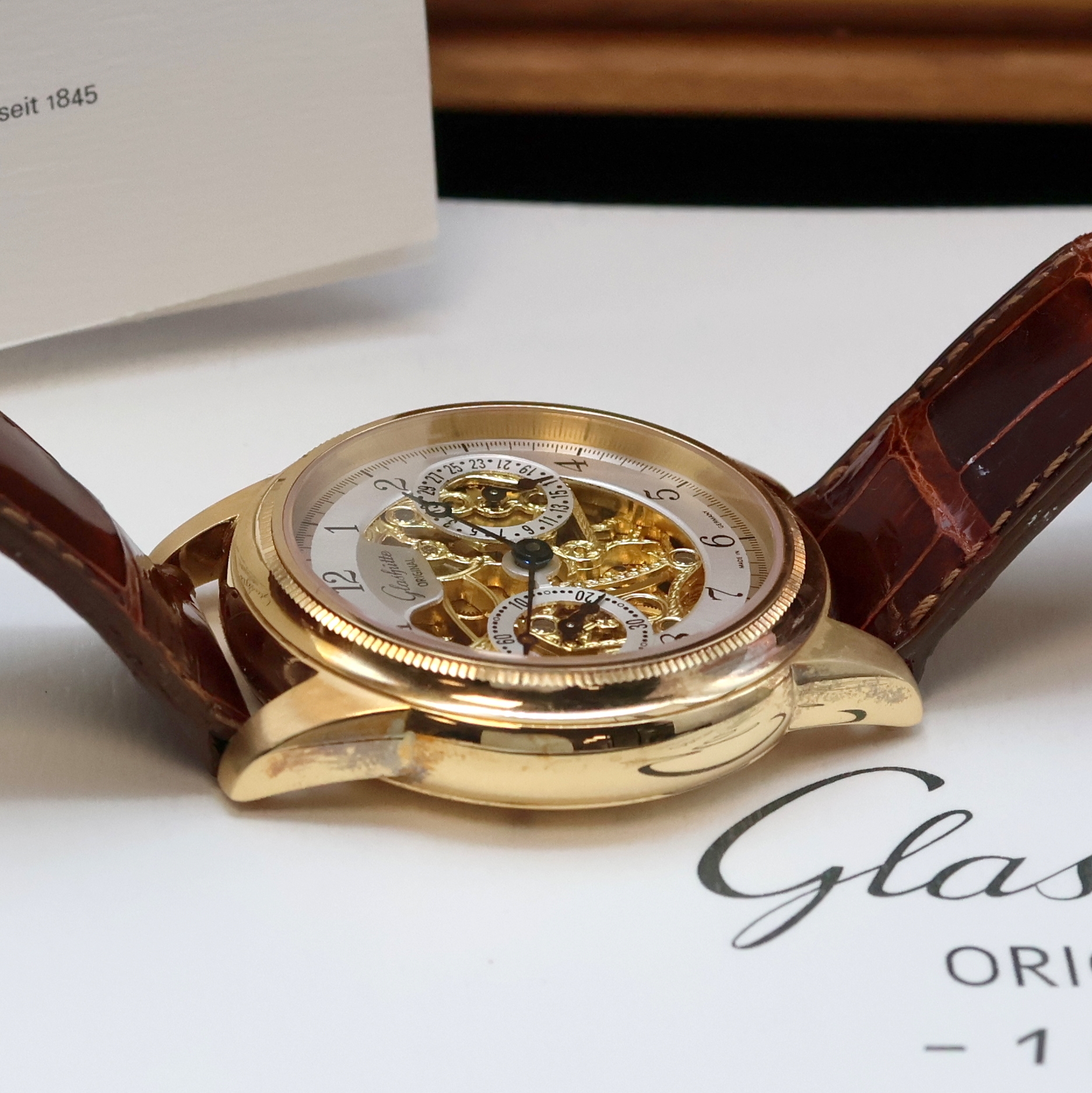 Detail e: GLASHÜTTE ORIGINAL feine und seltene, auf 25 Stück limitierte und skelettierte Armbanduhr Serie 1845 in RoseG 750/000, Handaufzug, beids. vergl., ...