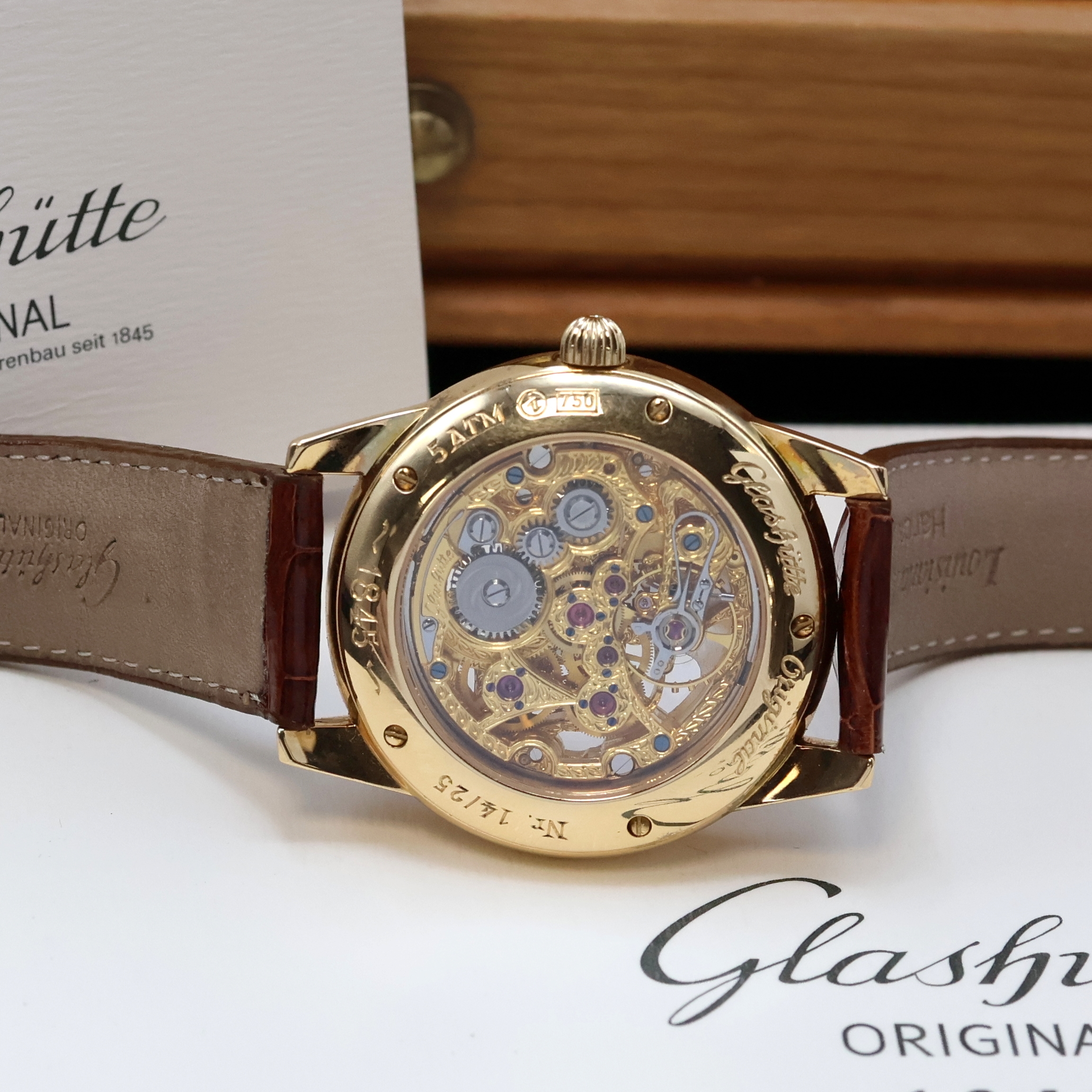 Detail f: GLASHÜTTE ORIGINAL feine und seltene, auf 25 Stück limitierte und skelettierte Armbanduhr Serie 1845 in RoseG 750/000, Handaufzug, beids. vergl., ...
