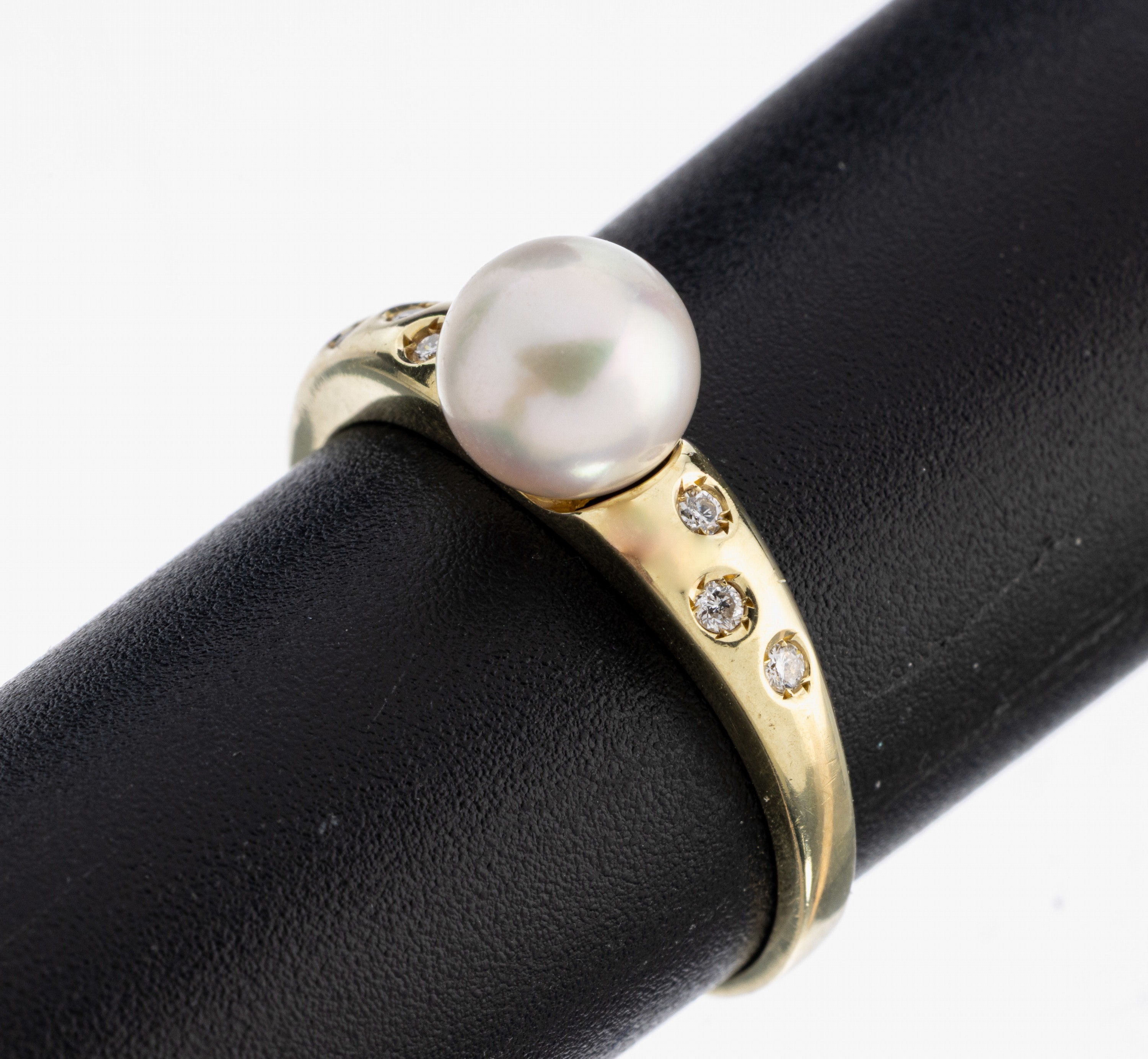 14 kt Gold Perl-Brillant-Ring, GG 585/000, mittig Zuchtperle, D. ca. 6.5 mm, 6 Brillantenzus. ca. 0.06 ct Weiß/si, RW 54, ca. 2.2 g