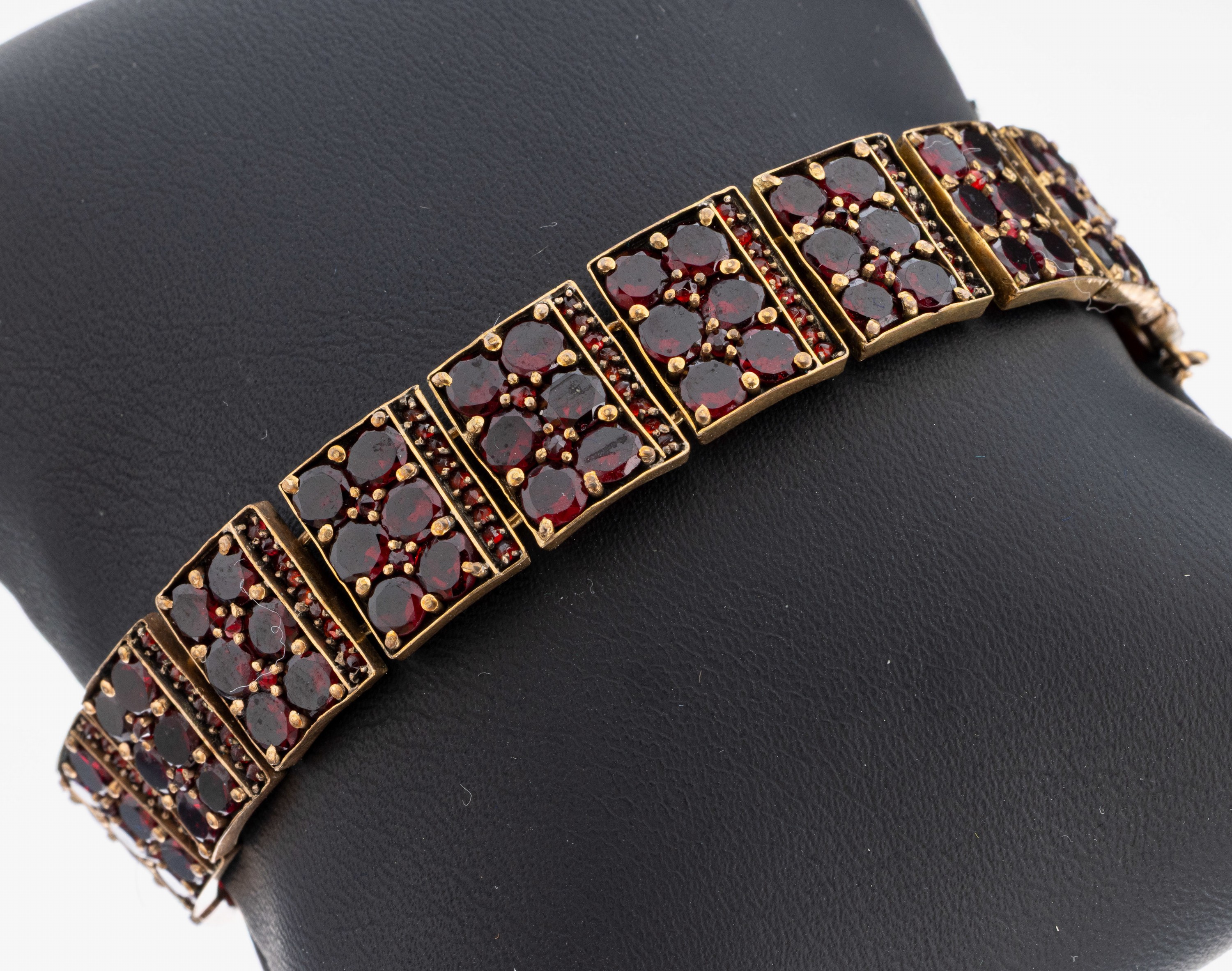 Granat-Armband, Böhmen um 1880, Metall verg., rechteckige Glieder, Spiegelgranate undrundfacett. Granate, L. ca. 18 cm, Kastenschloss mit ...