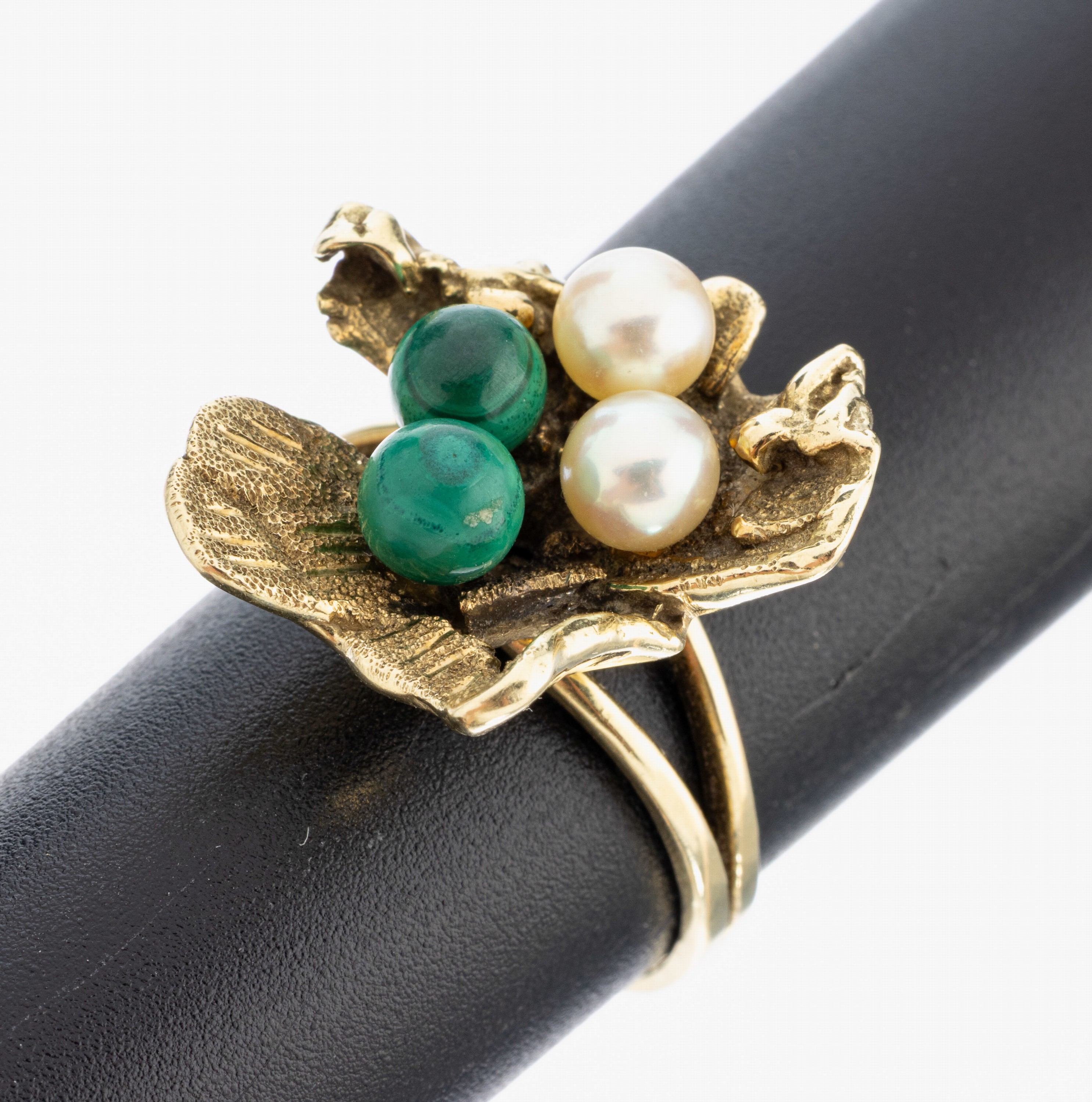 14 kt Gold Perl-Malachit-Ring, GG 585/000, 2 weiße Zuchtperlen, D. ca. 4.8 mm, 2 Malachit-Kugeln, D. ca. 4.8 mm, RW 57, ca. 7.1g