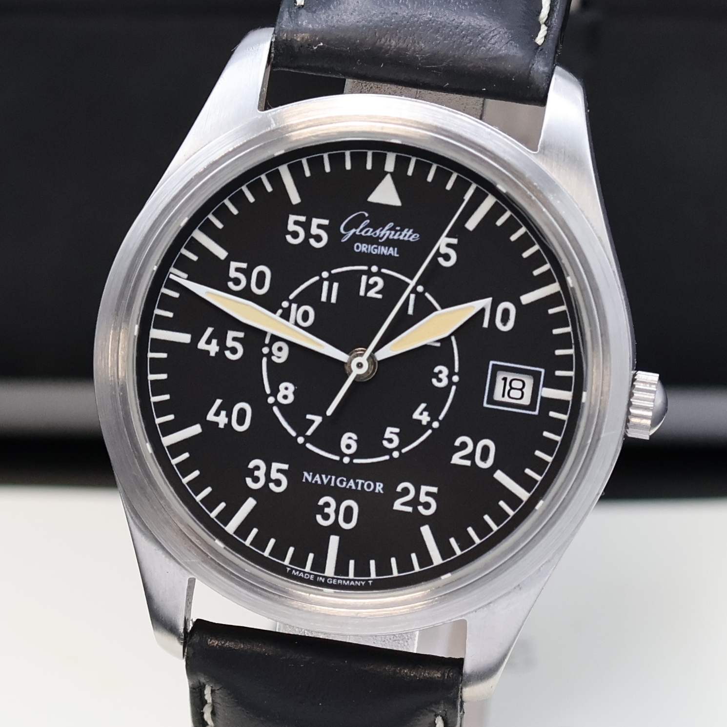 Detail a: GLASHÜTTE ORIGINAL Navigator Herrenarmbanduhr Referenz 11033080704, Automatik, Edelstahlgeh. inkl. Lederband m. orig. Dornschl., beids. vergl., ...