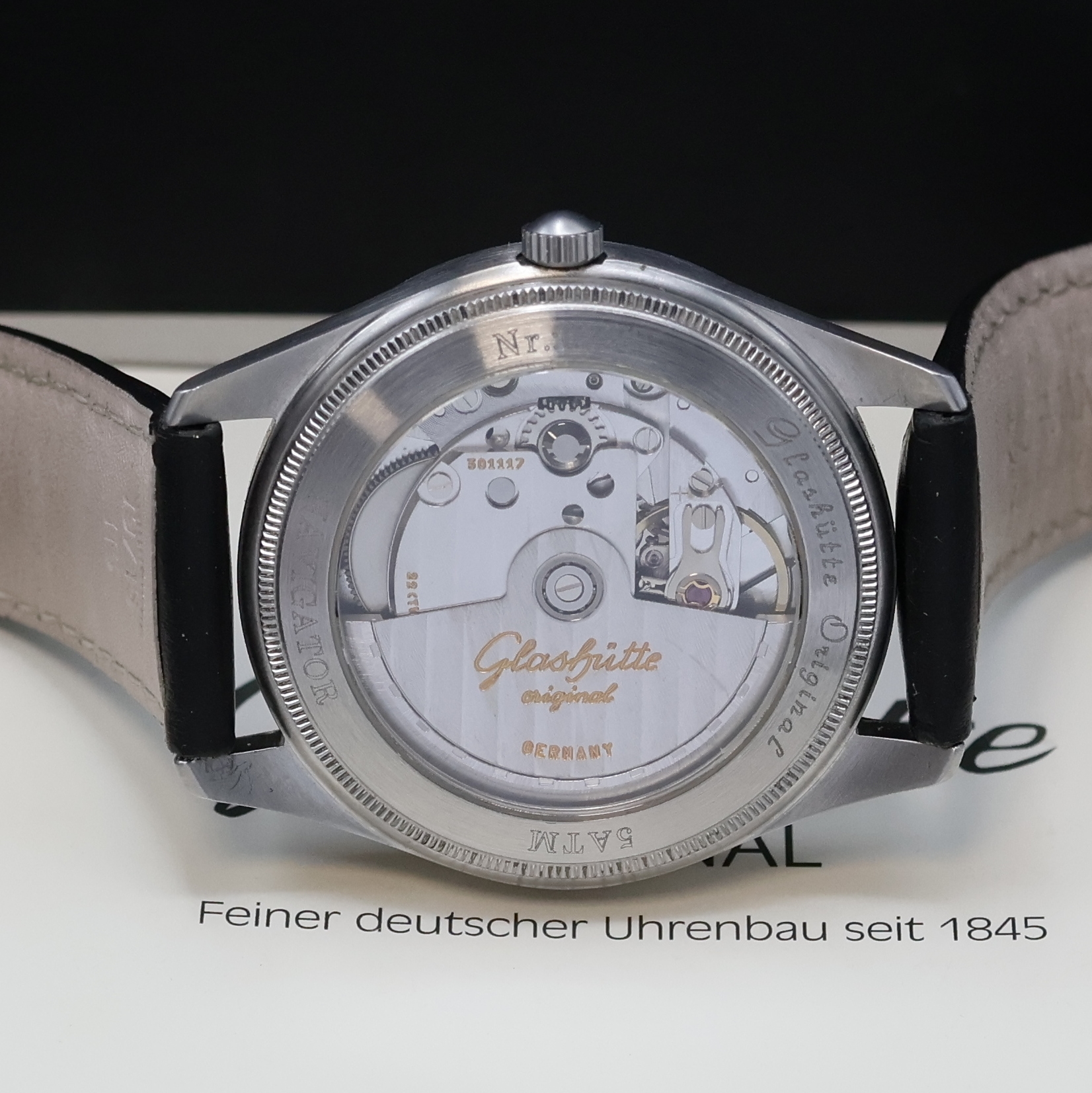 Detail d: GLASHÜTTE ORIGINAL Navigator Herrenarmbanduhr Referenz 11033080704, Automatik, Edelstahlgeh. inkl. Lederband m. orig. Dornschl., beids. vergl., ...