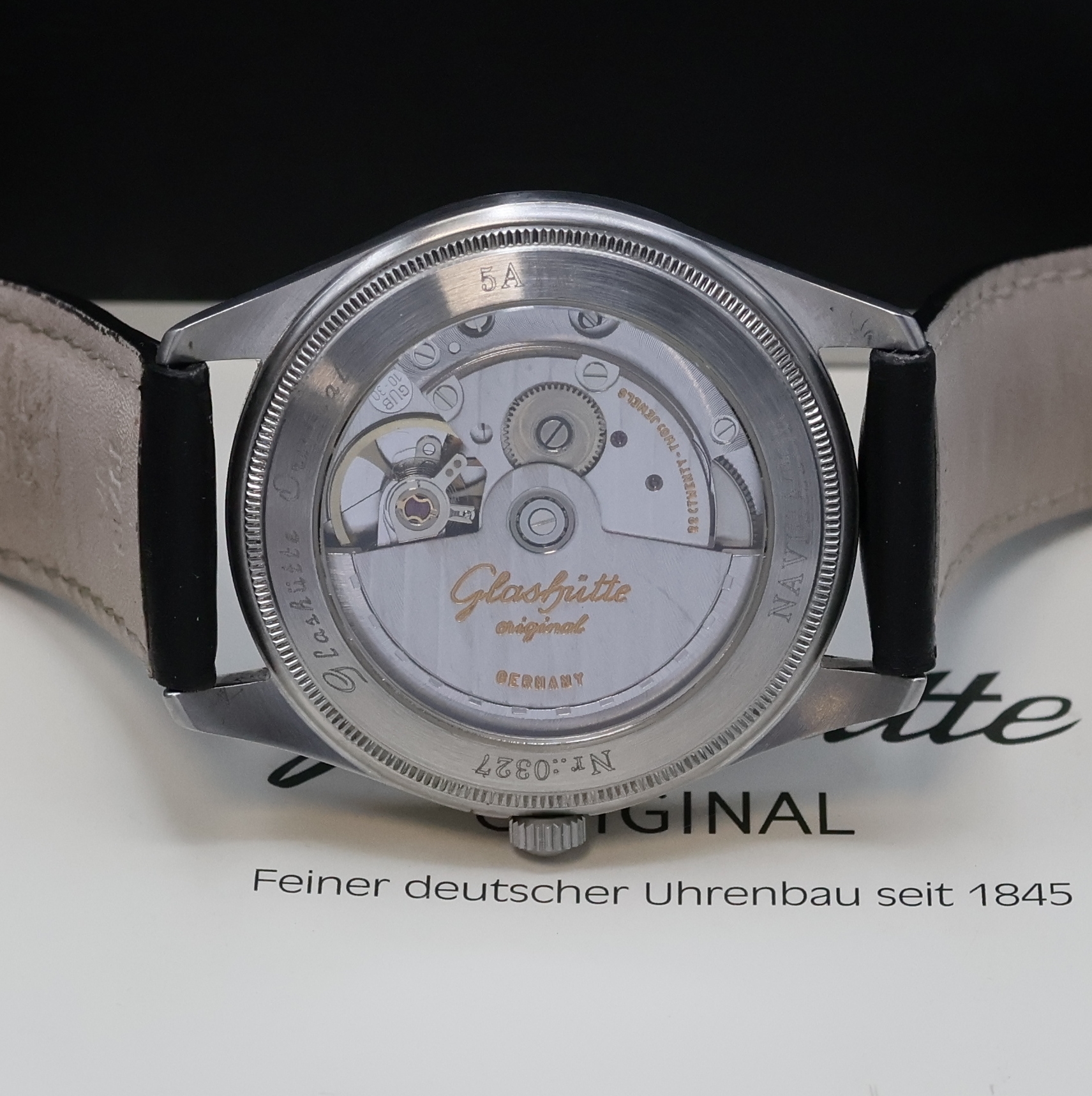 Detail e: GLASHÜTTE ORIGINAL Navigator Herrenarmbanduhr Referenz 11033080704, Automatik, Edelstahlgeh. inkl. Lederband m. orig. Dornschl., beids. vergl., ...