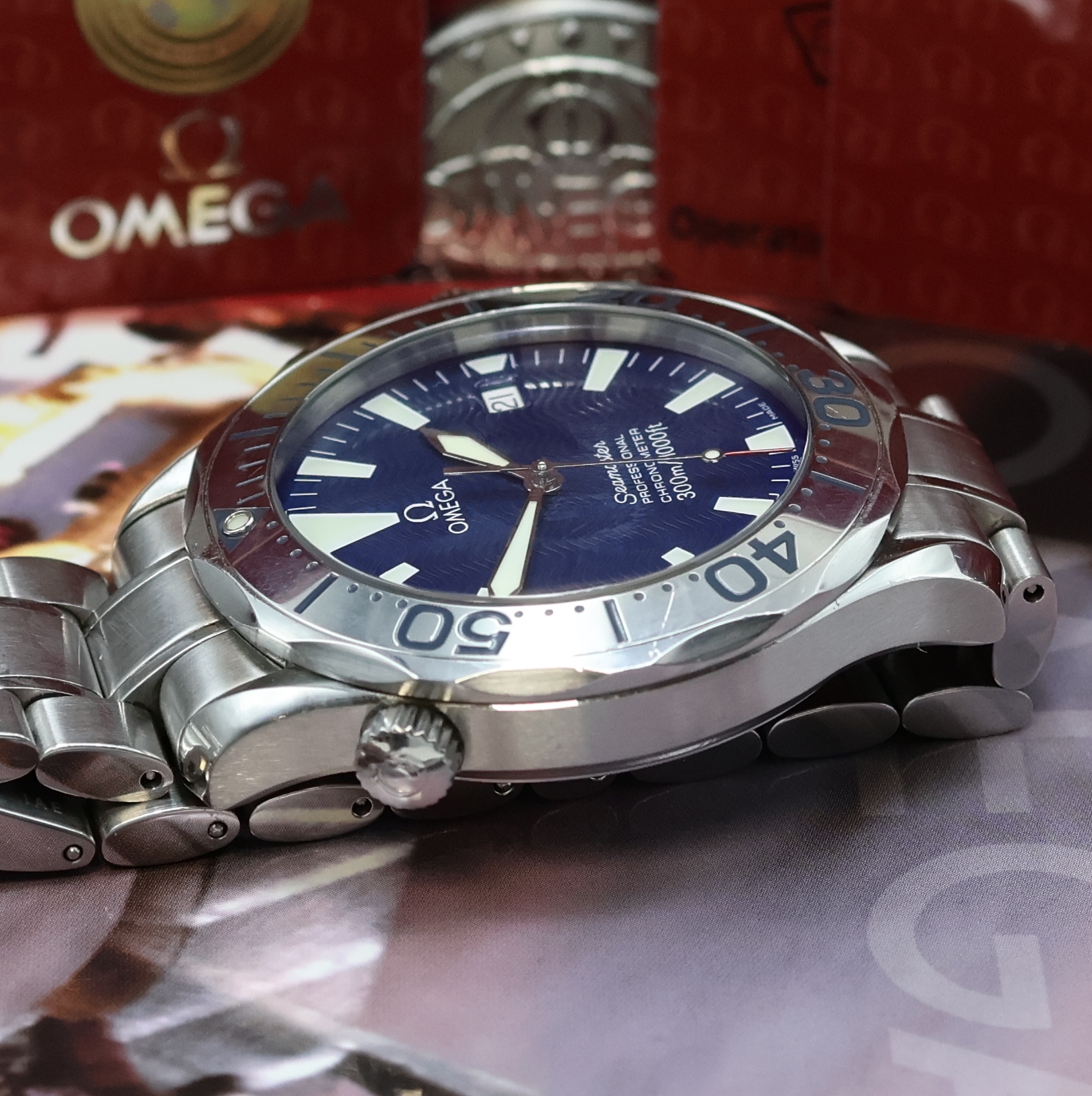 Detail d: OMEGA Herrenarmbanduhr Seamaster Diver Referenz 22558000, Automatik, Chronometer in Edelstahl inkl. orig. Gliederband m. Faltschl. und ...