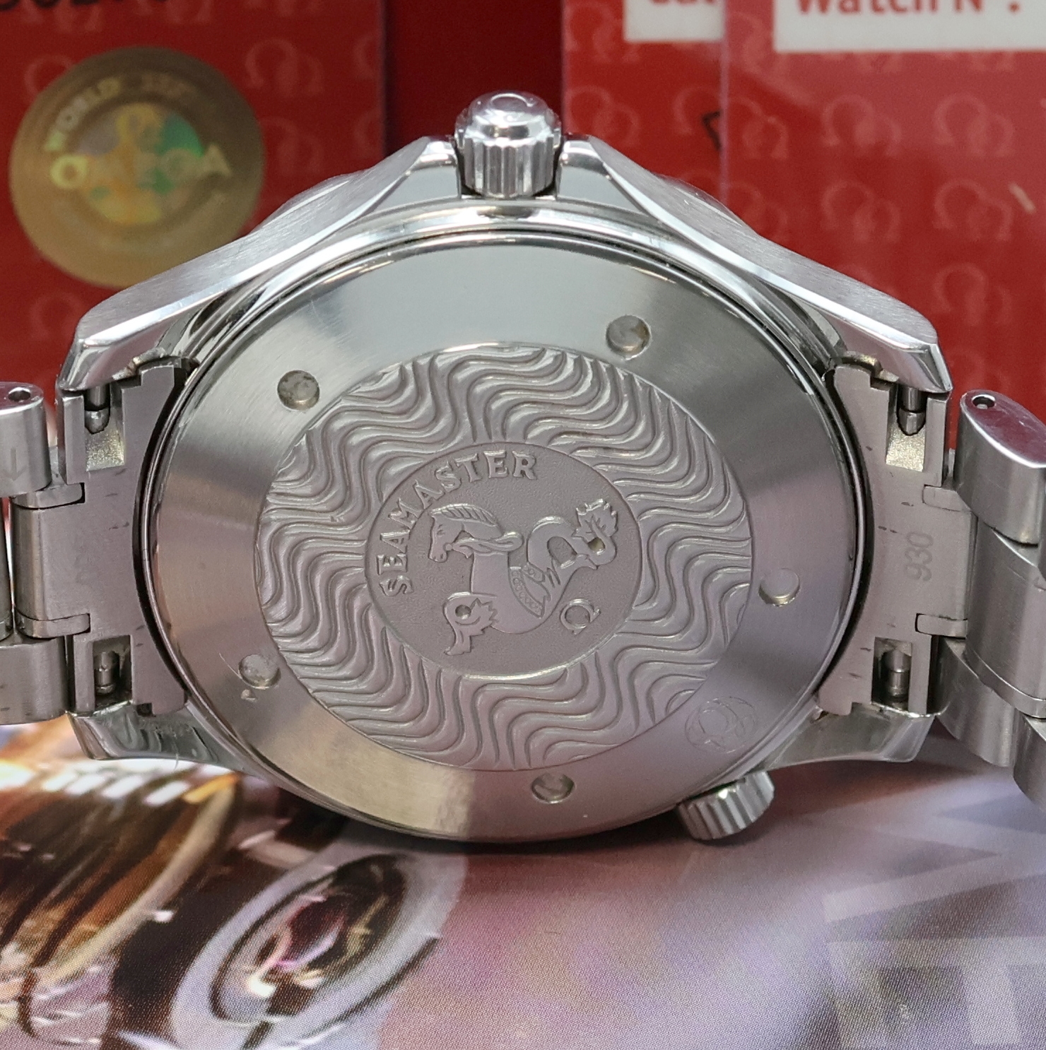 Detail e: OMEGA Herrenarmbanduhr Seamaster Diver Referenz 22558000, Automatik, Chronometer in Edelstahl inkl. orig. Gliederband m. Faltschl. und ...