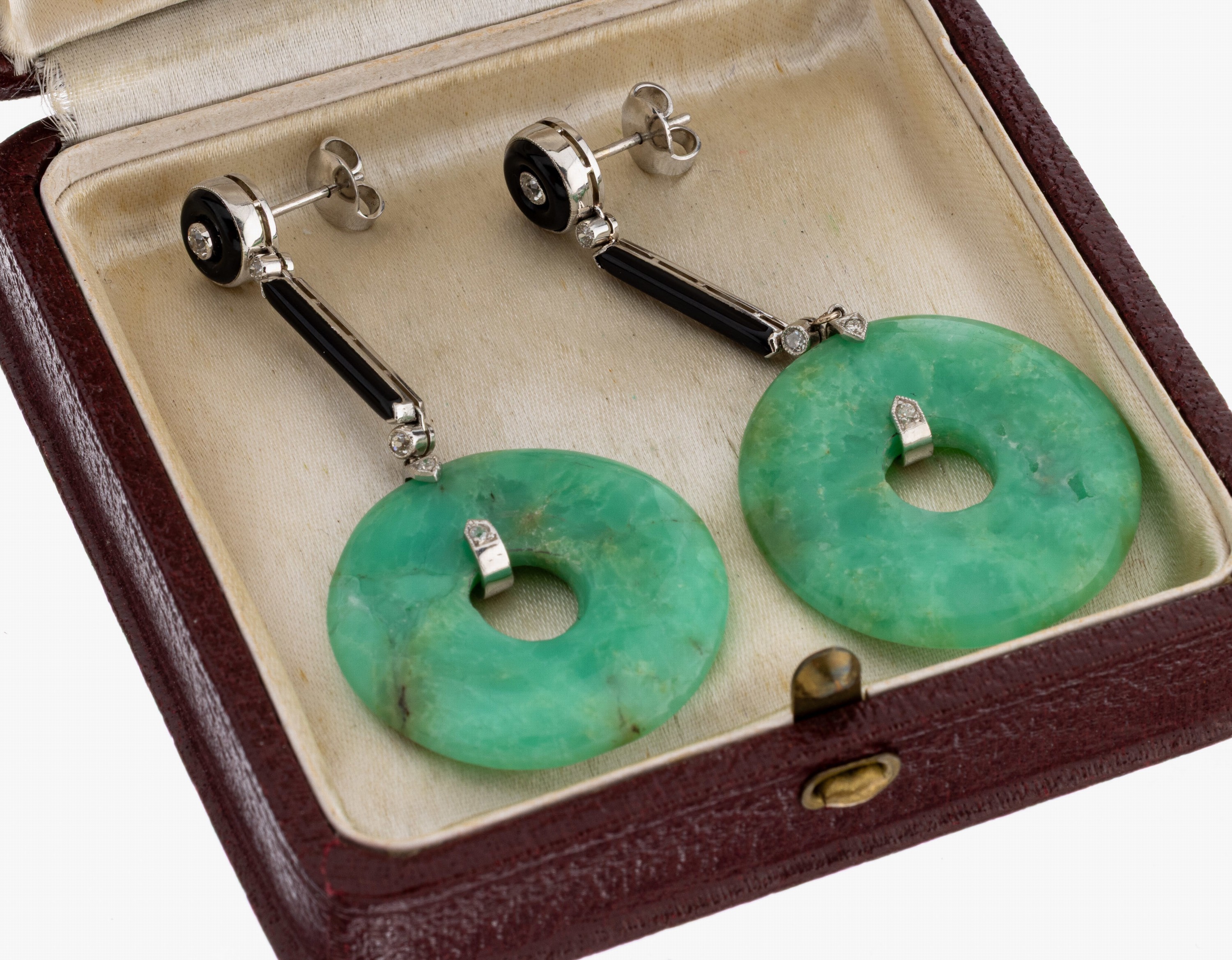 Detail a: Paar Art Deco Platin Jade-Diamant-Onyx- Ohrstecker, Pt 950, bewegl., Abhängung mit runder Jadescheibe, D. ca. 30.4 mm, 10 Altschliffdiamanten zus. ...