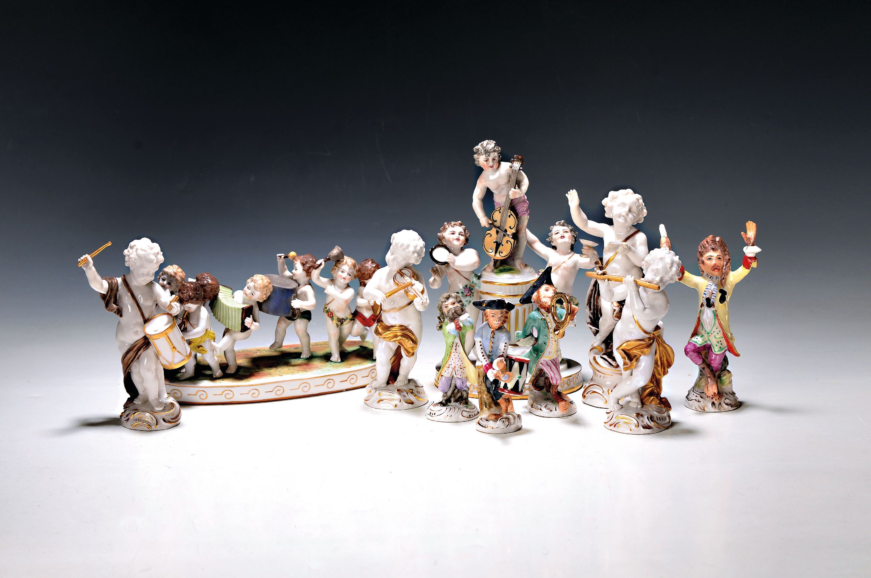 Image 26973812 - 10 Porzellanfiguren, deutsch, um 1900 und 20. Jh., vier Figuren Affenkapelle, ohne ...