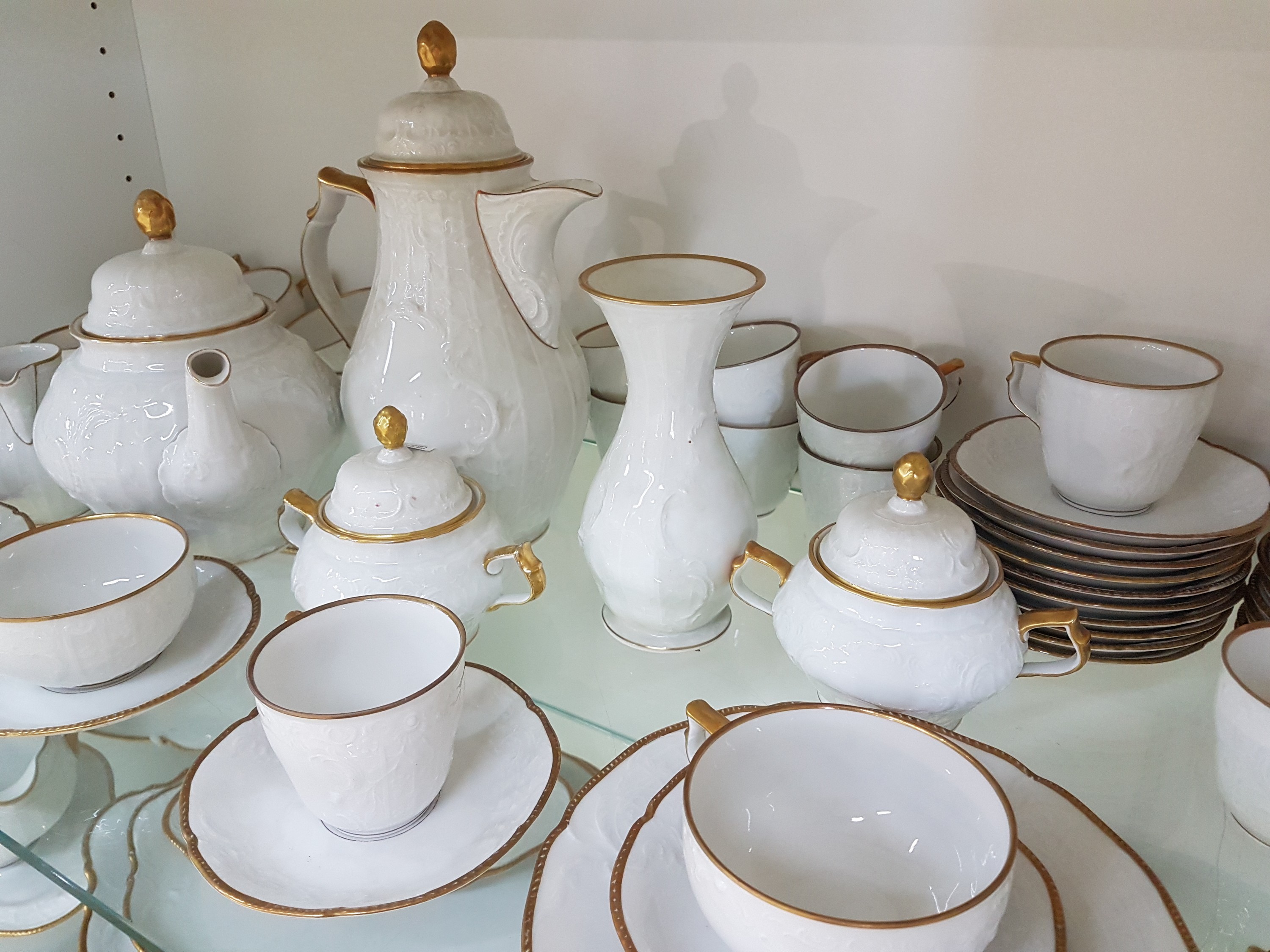 Detail a: Speise-, Kaffee- und Teeservice, Rosenthal, Sanssouci, Porzellan, Reliefzier, Goldrand (berieben), 12 Kaffeetassen mit UT, 11 Teetassen mit UT, 14 ...