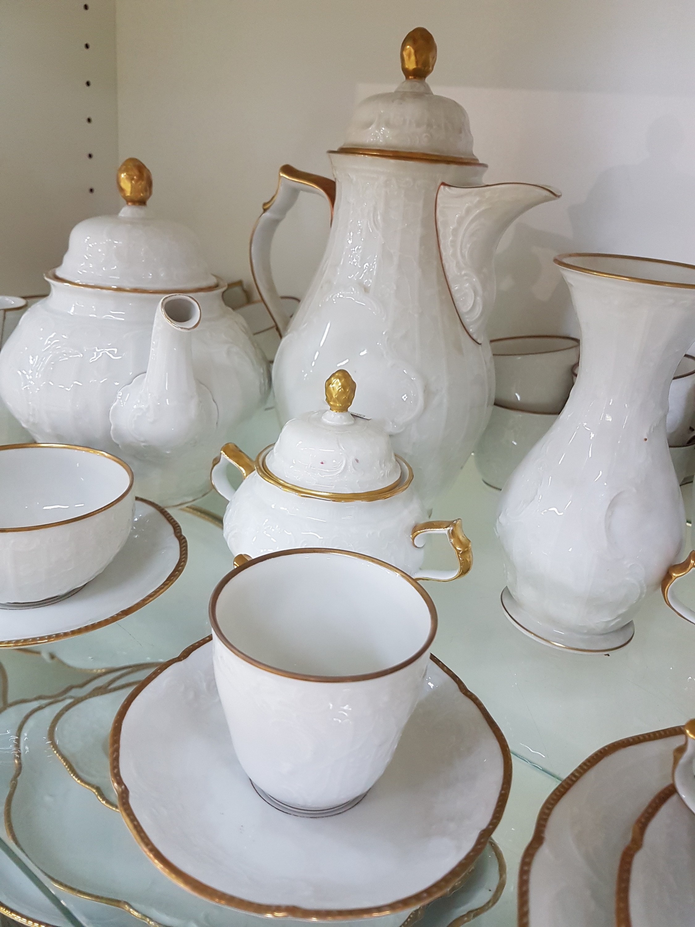 Detail b: Speise-, Kaffee- und Teeservice, Rosenthal, Sanssouci, Porzellan, Reliefzier, Goldrand (berieben), 12 Kaffeetassen mit UT, 11 Teetassen mit UT, 14 ...